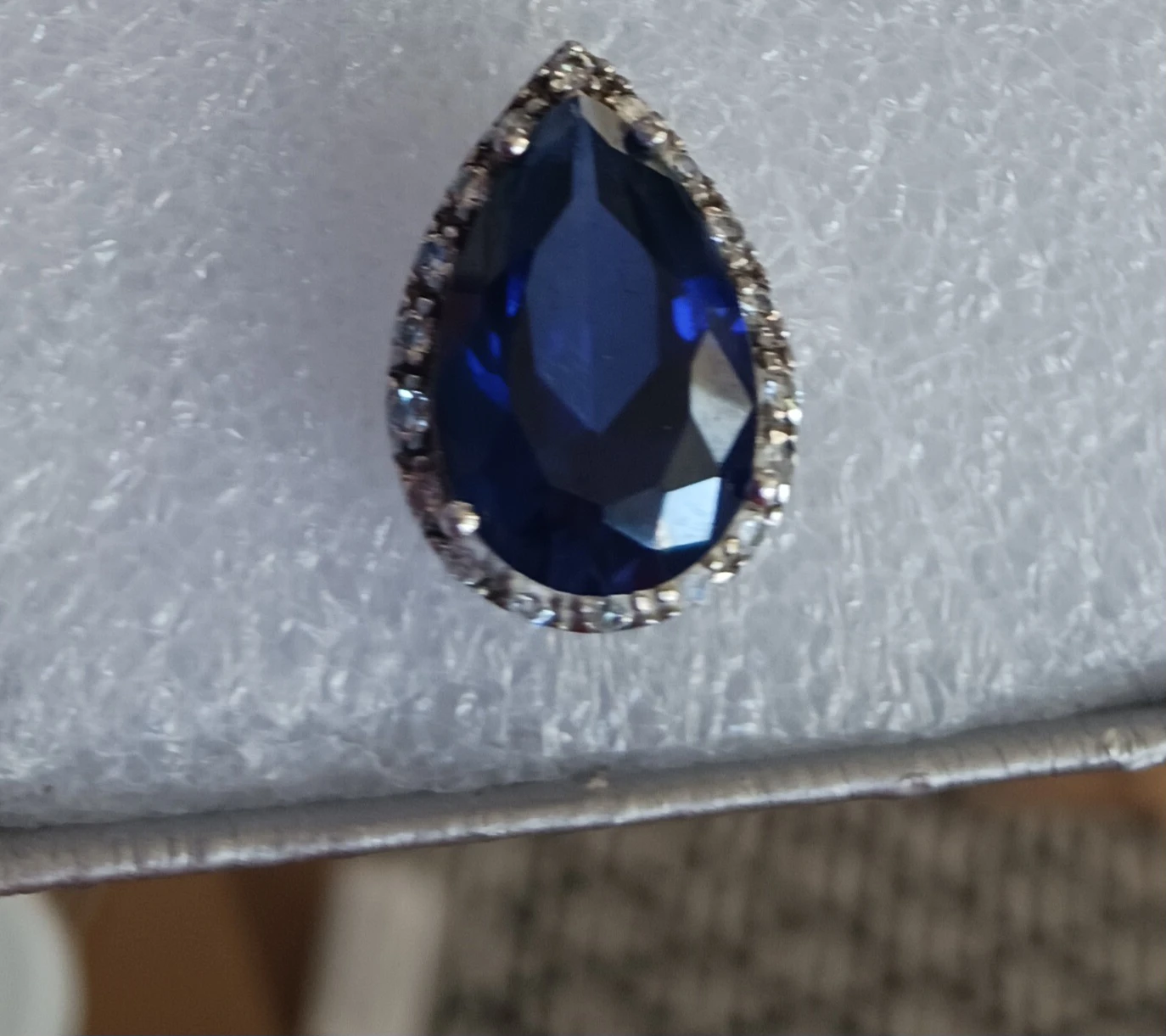 Pear-shaped blue sapphire-style pendant