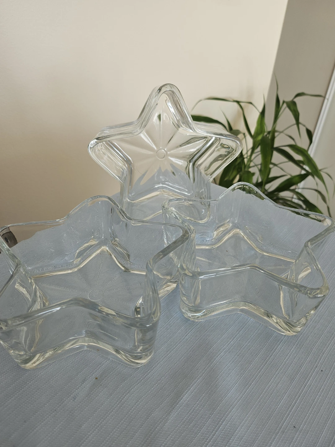 Set of three star-shaped glass bowls
