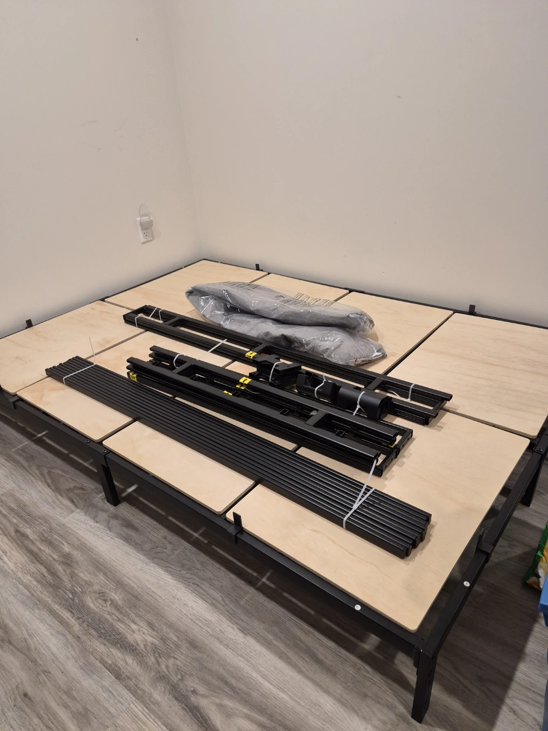 Double Bed w/ bed boards,  & bed box - photo 3