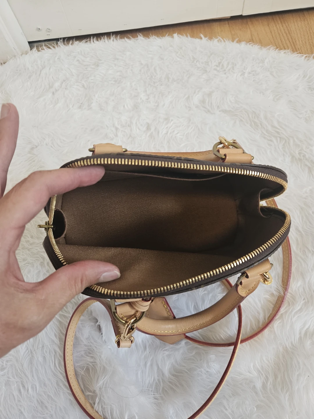 Louis Vuitton Alma BB Monogram Handbag - photo 3