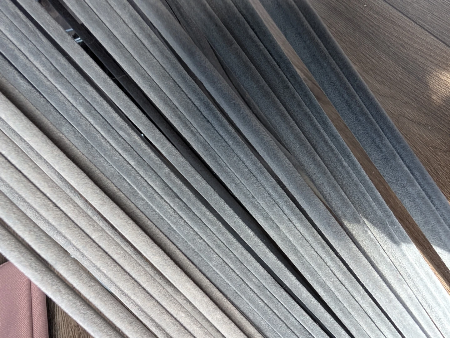 Set of 20 grey velvet hangers - photo 3