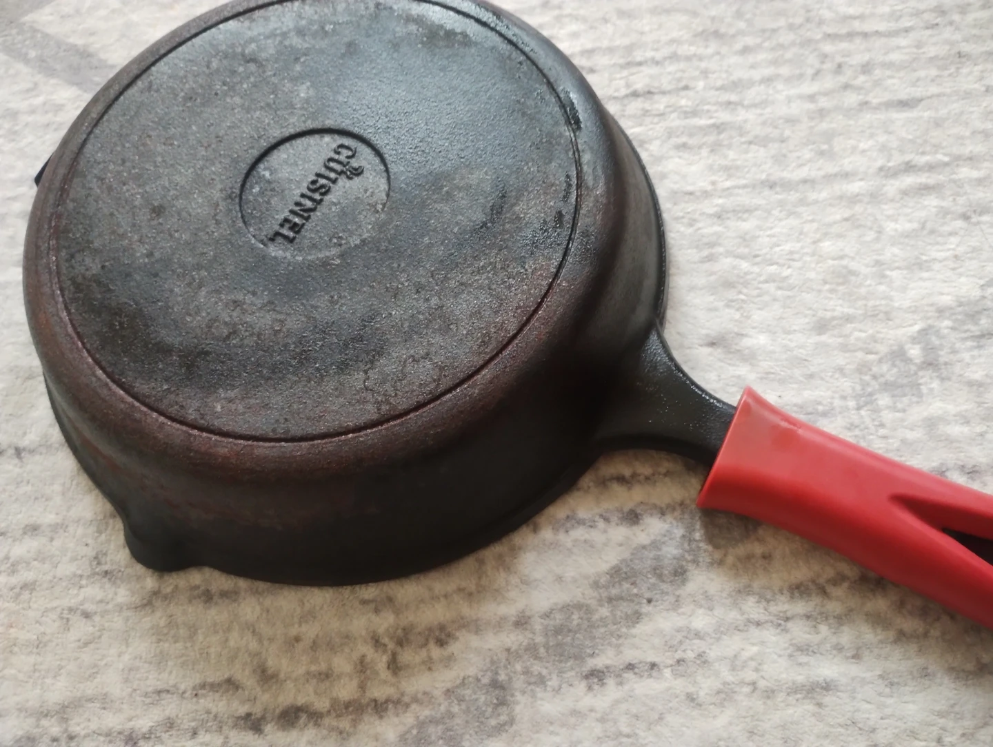 Cuisinel Pre-Seasoned Cast Iron Skillet with Red Silicone Cover - photo 5