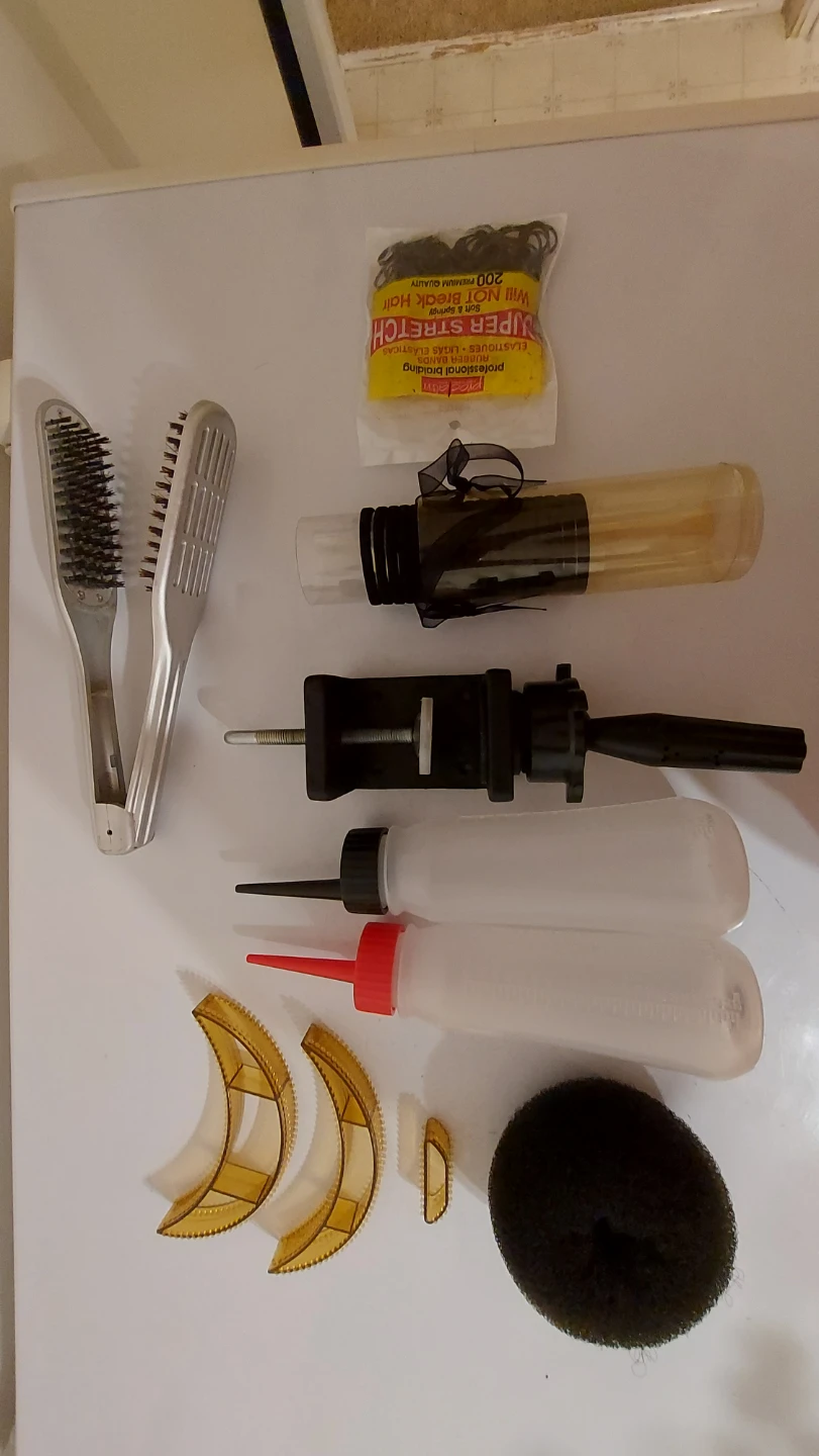 Hair styling and braiding kit with accessories