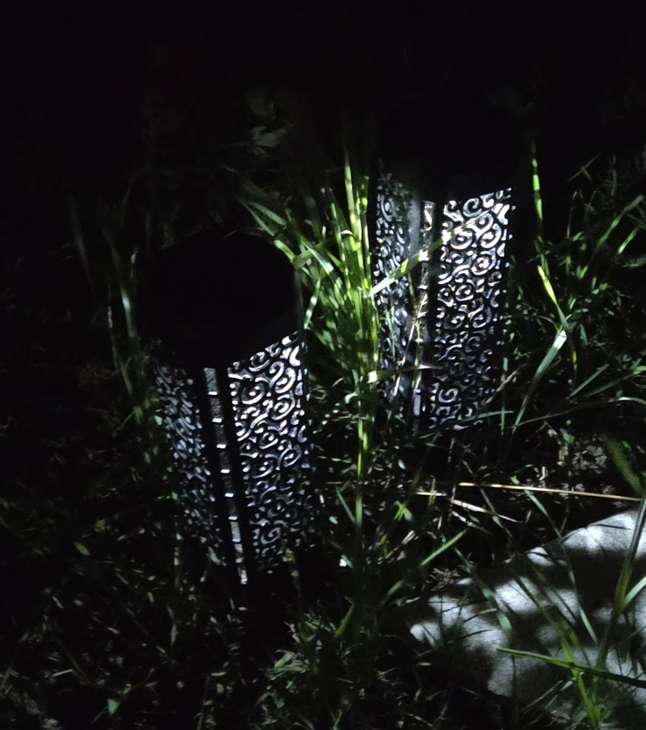 BNIB 4-Pack Solar LED Garden Pathway Lights