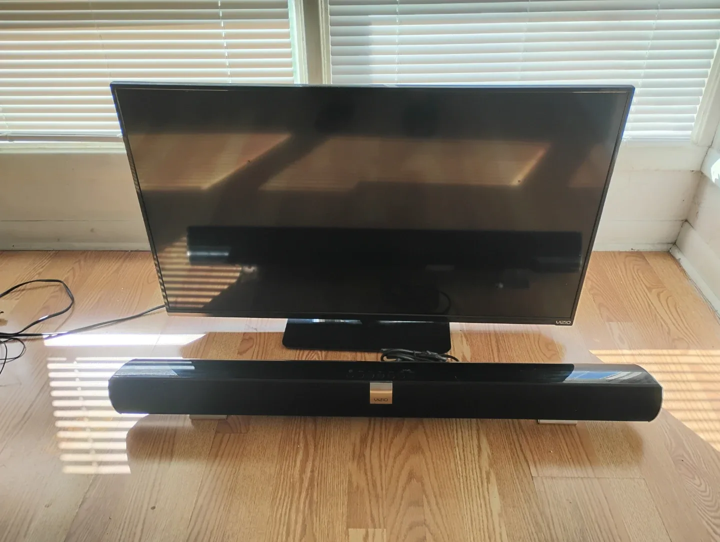 Vizio 40"HD- LCD TV + VSB-200 + Remote