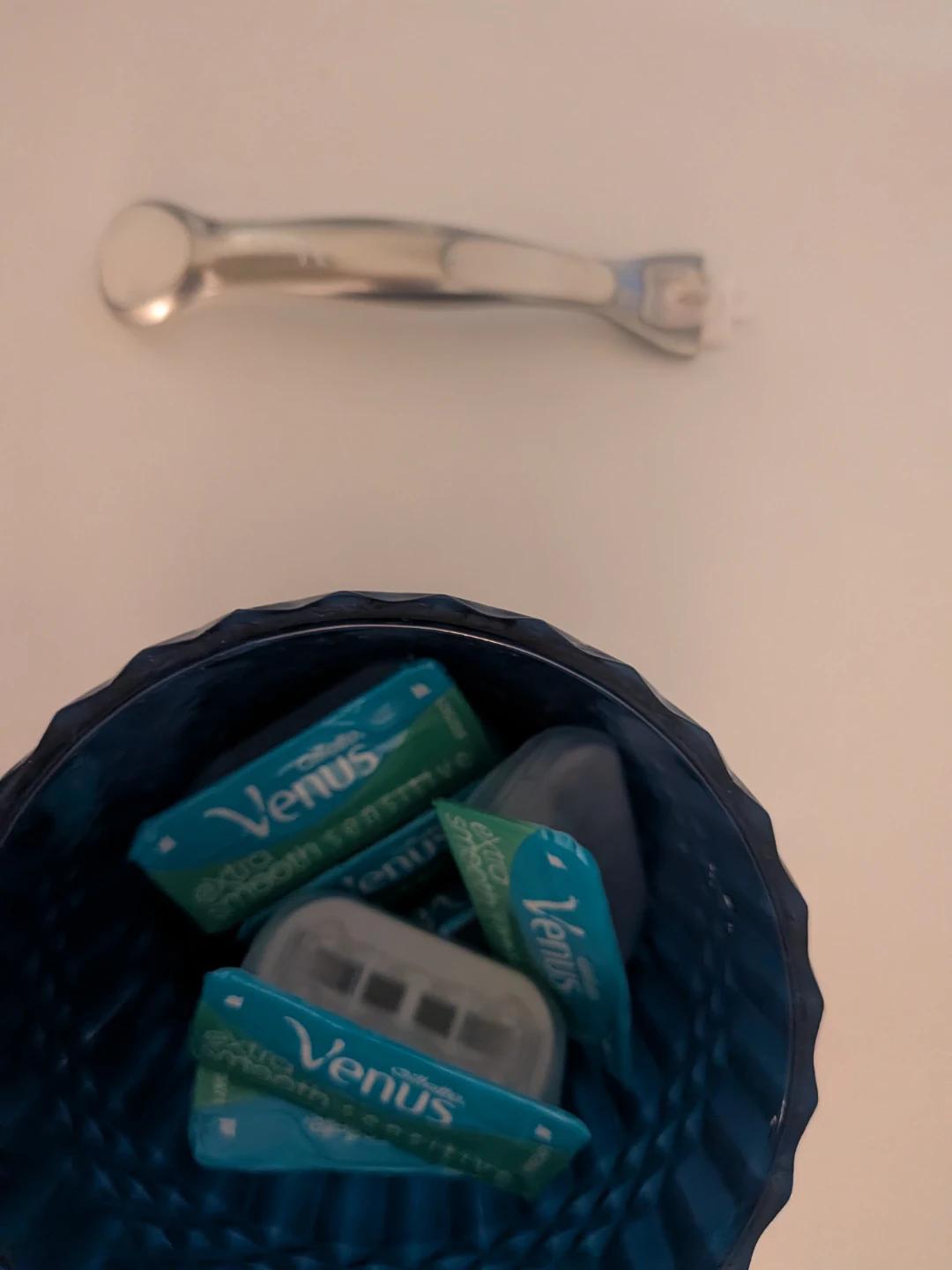 Gillette Venus Extra Smooth Sensitive Razor Handle - photo 2