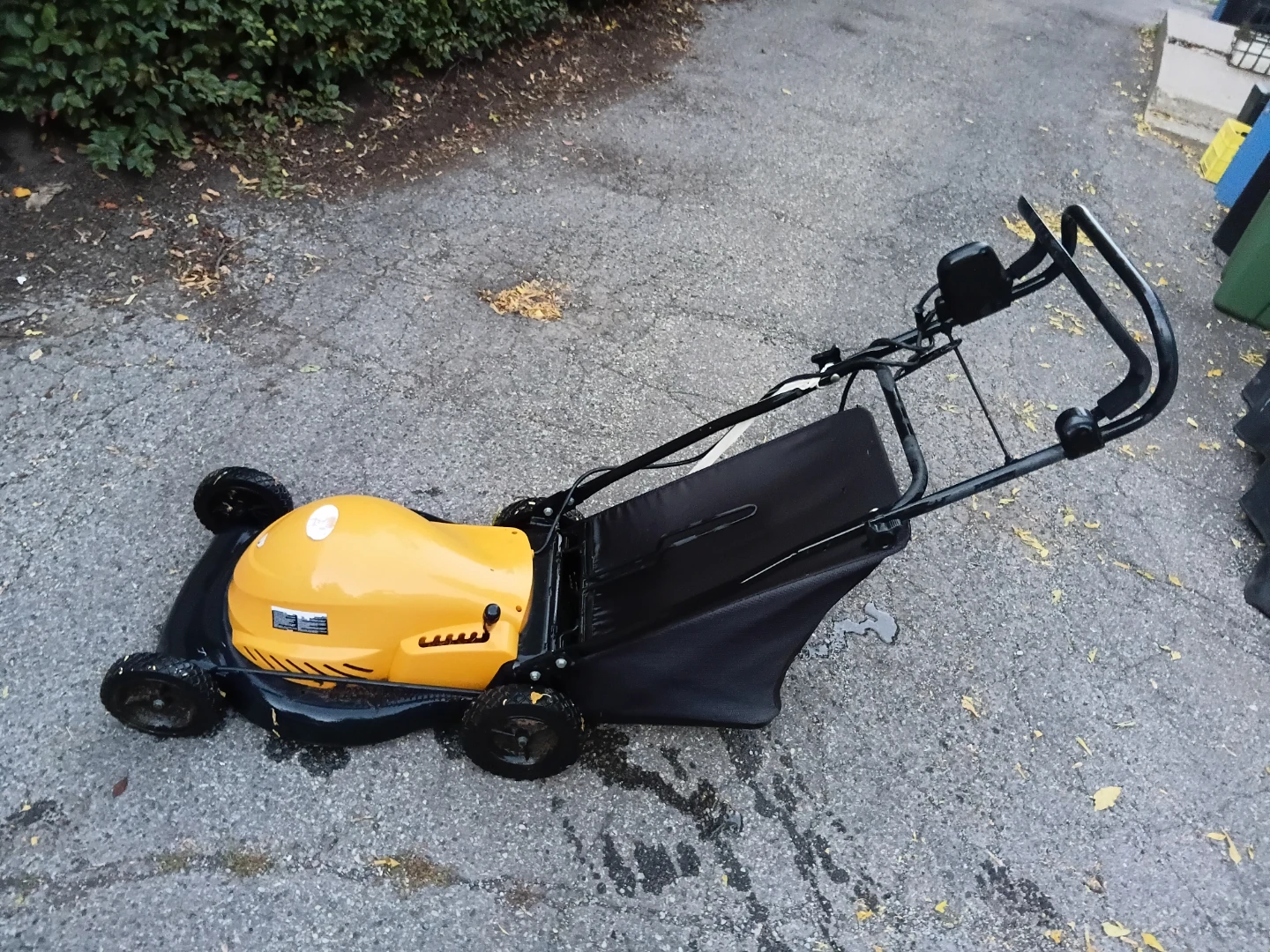 Yardsworks 18" Electric Lawnmower