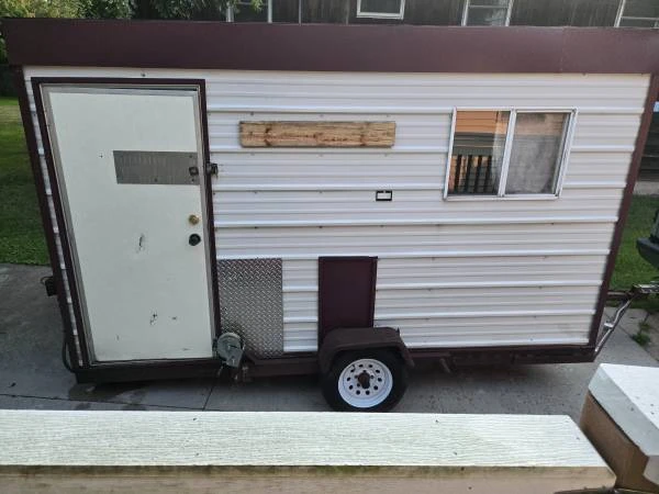 6x8 Mobile Ice Fishing Hut - Trailer with Lowering jacks