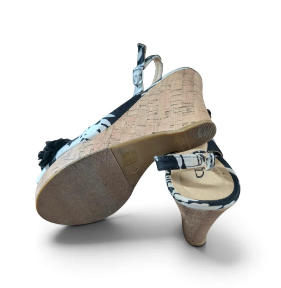 CL by Laundry Wedge Sandals - photo 3