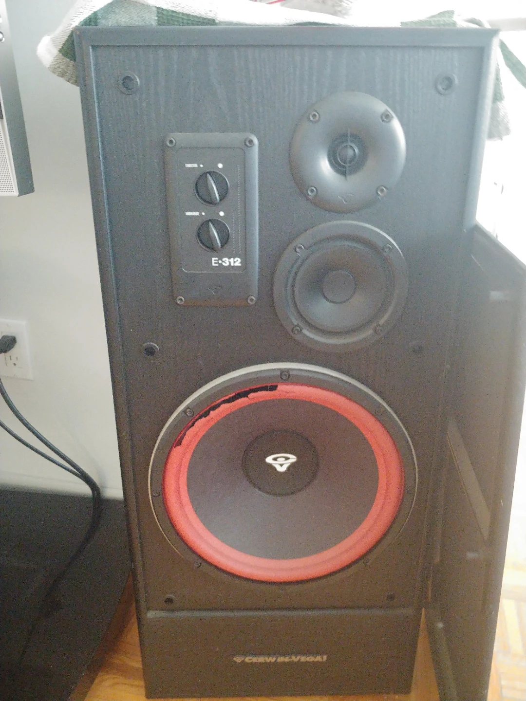 12 cerwin vega tower speaker