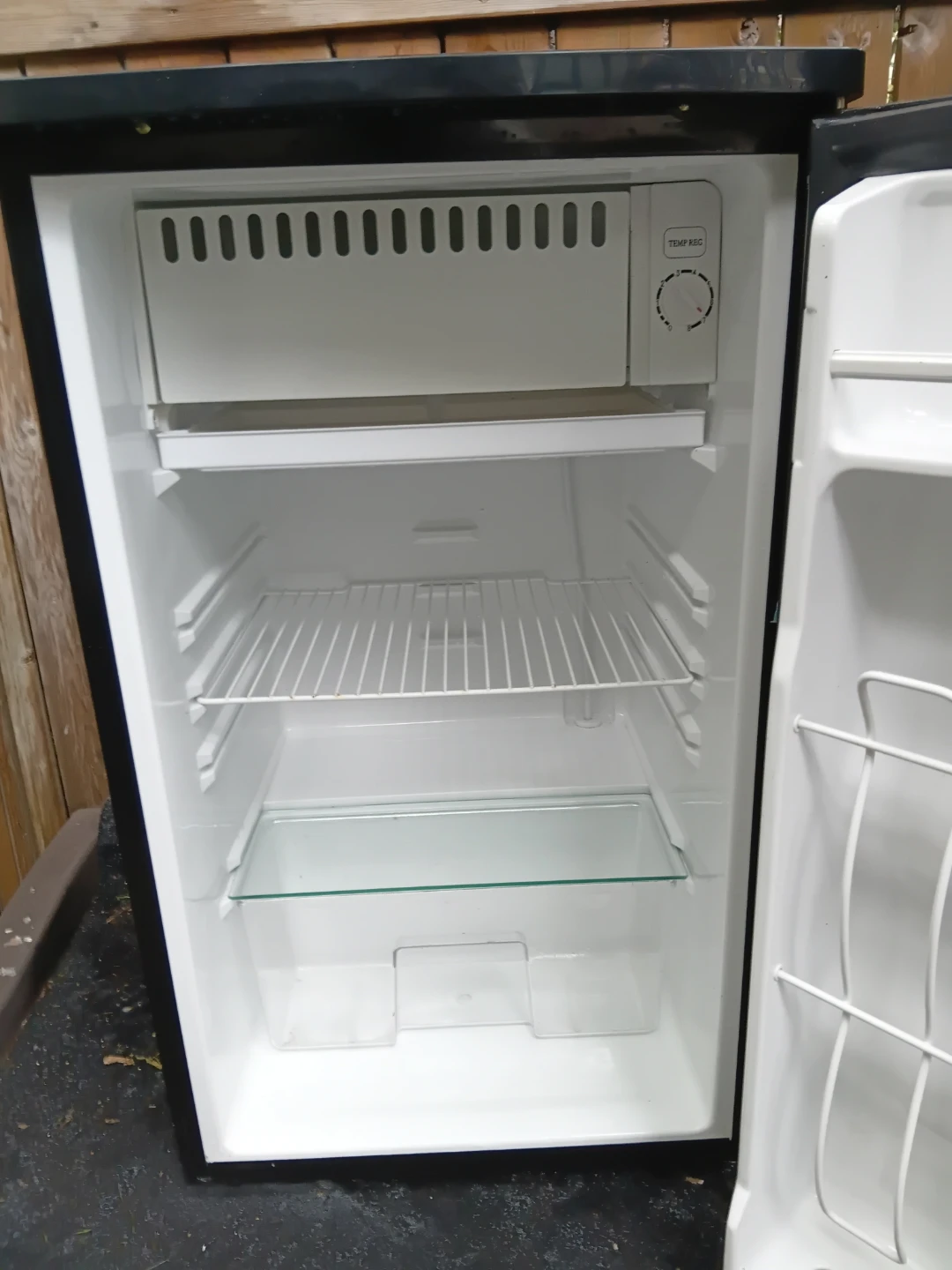 Sylvania Compact Premium Mini Fridge - photo 2