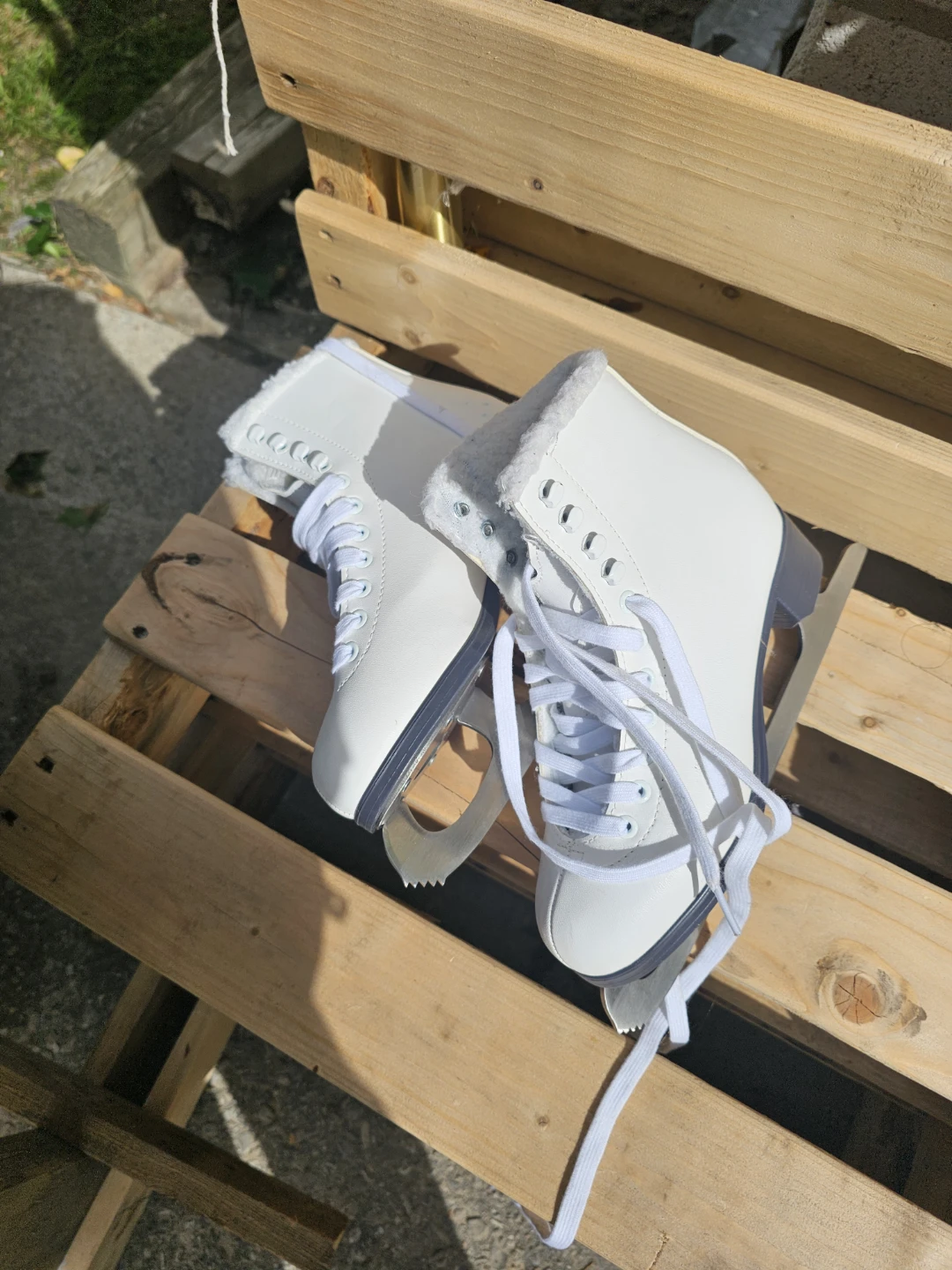 White recreational ice skates - photo 2