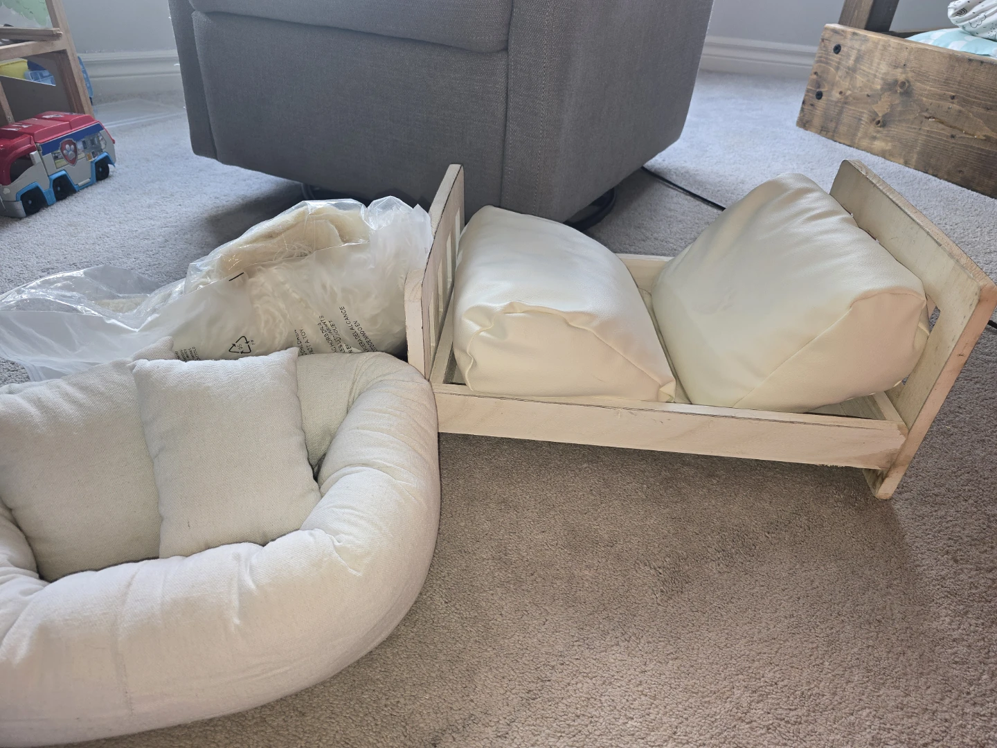 Newborn Posing Bed with Pillows and accessories - photo 3