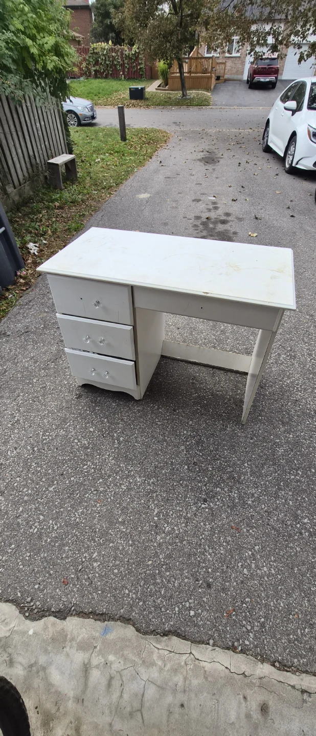 White desk with three drawers