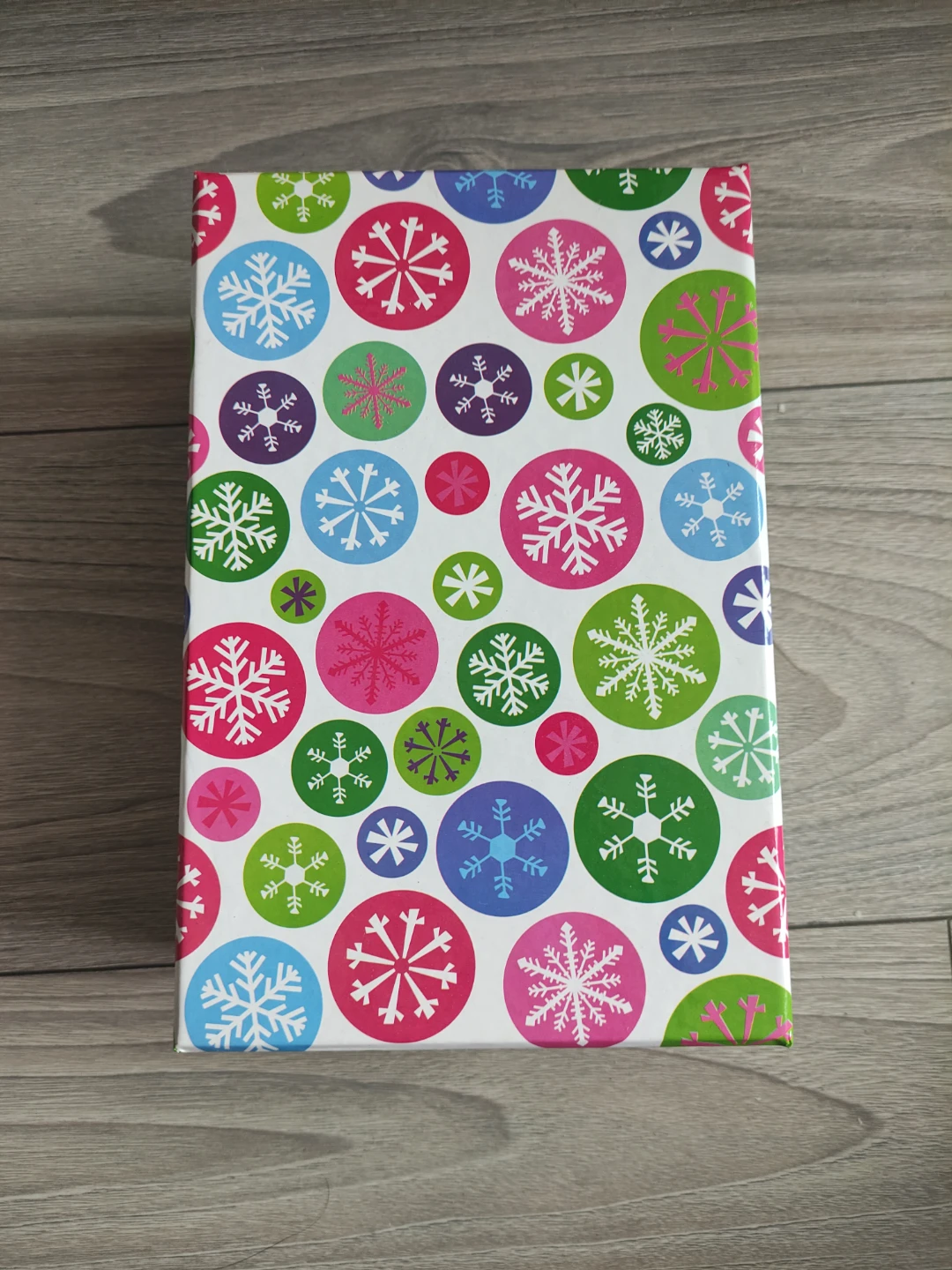 Holiday Snowflake Pattern Gift Box 🏈