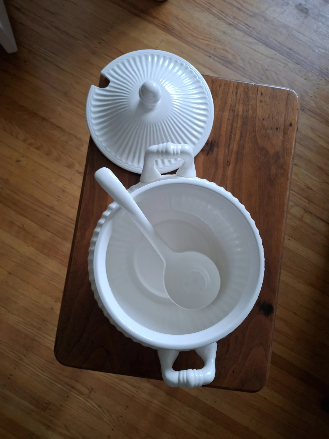 White Porcelain Soup Tureen with Ladle - photo 2