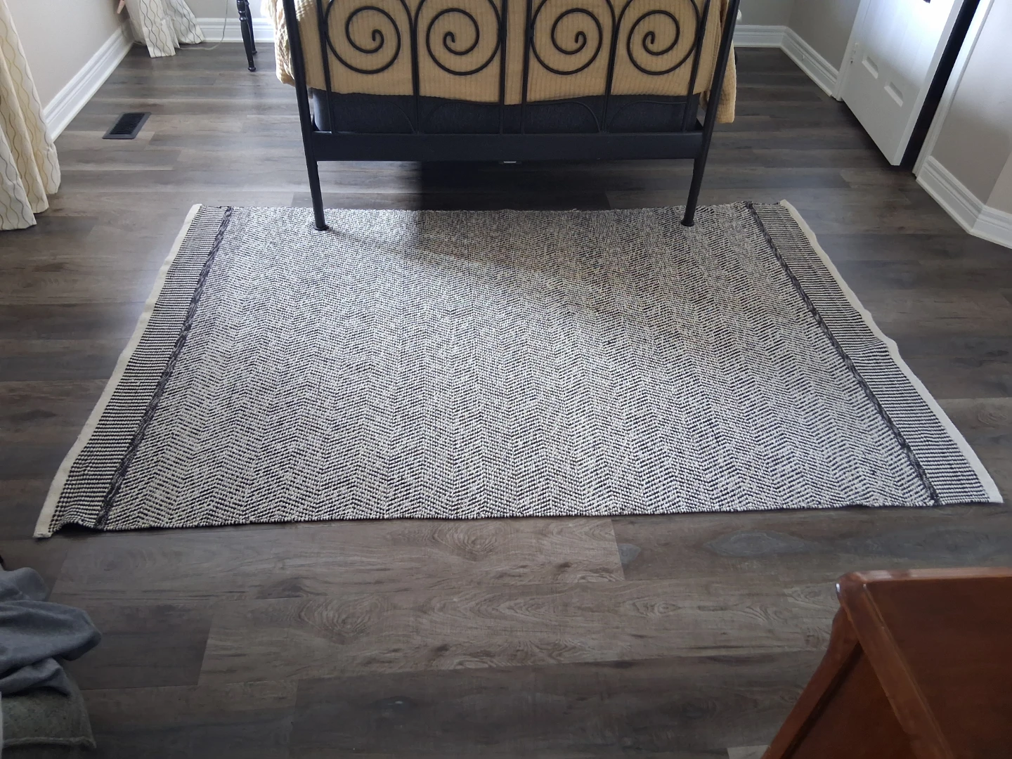 Black and white herringbone area rug - photo 2