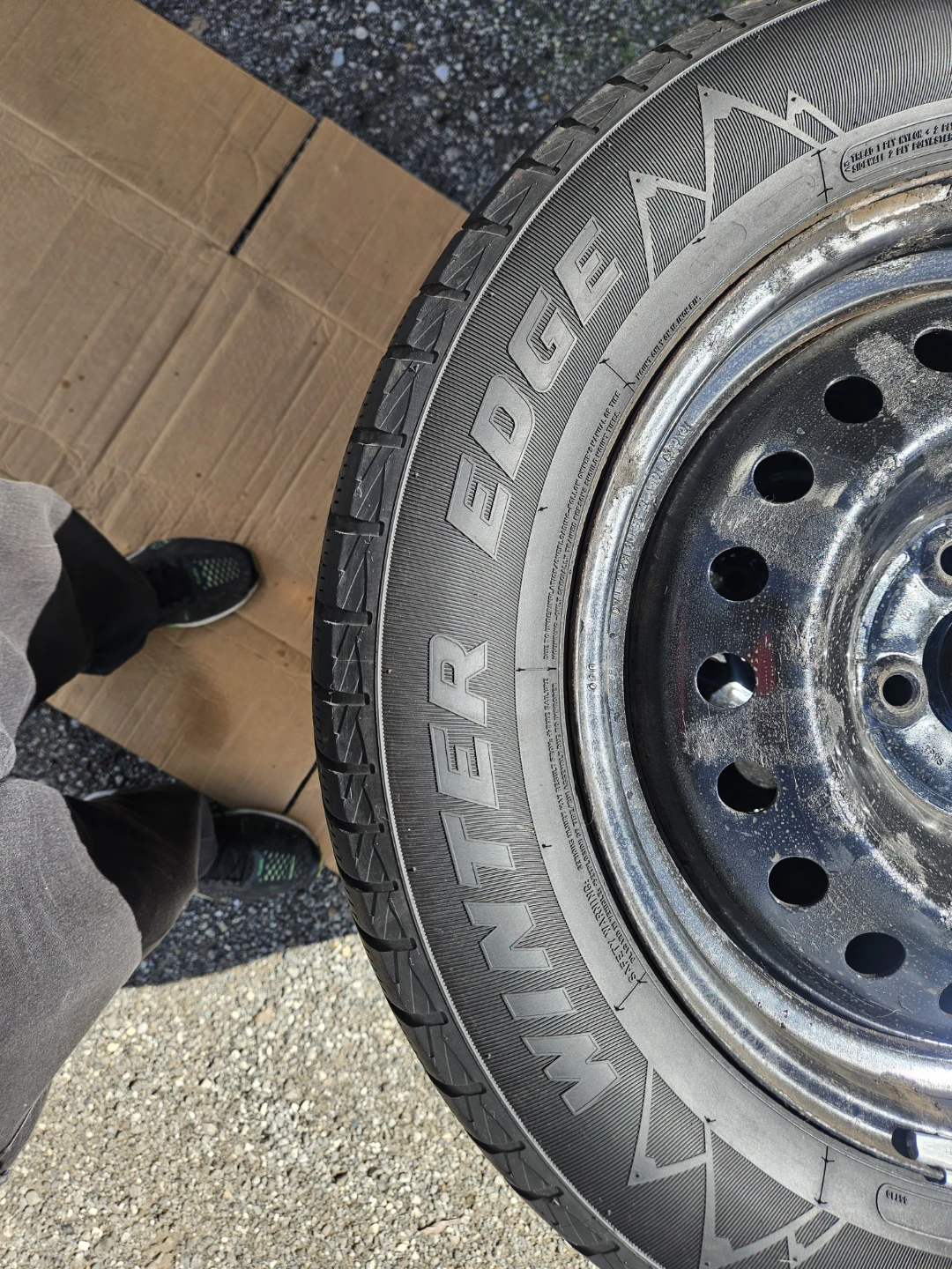 Set of 4 Motomaster Winter Edge Tires 215/60R16 + Steel Rims - photo 5