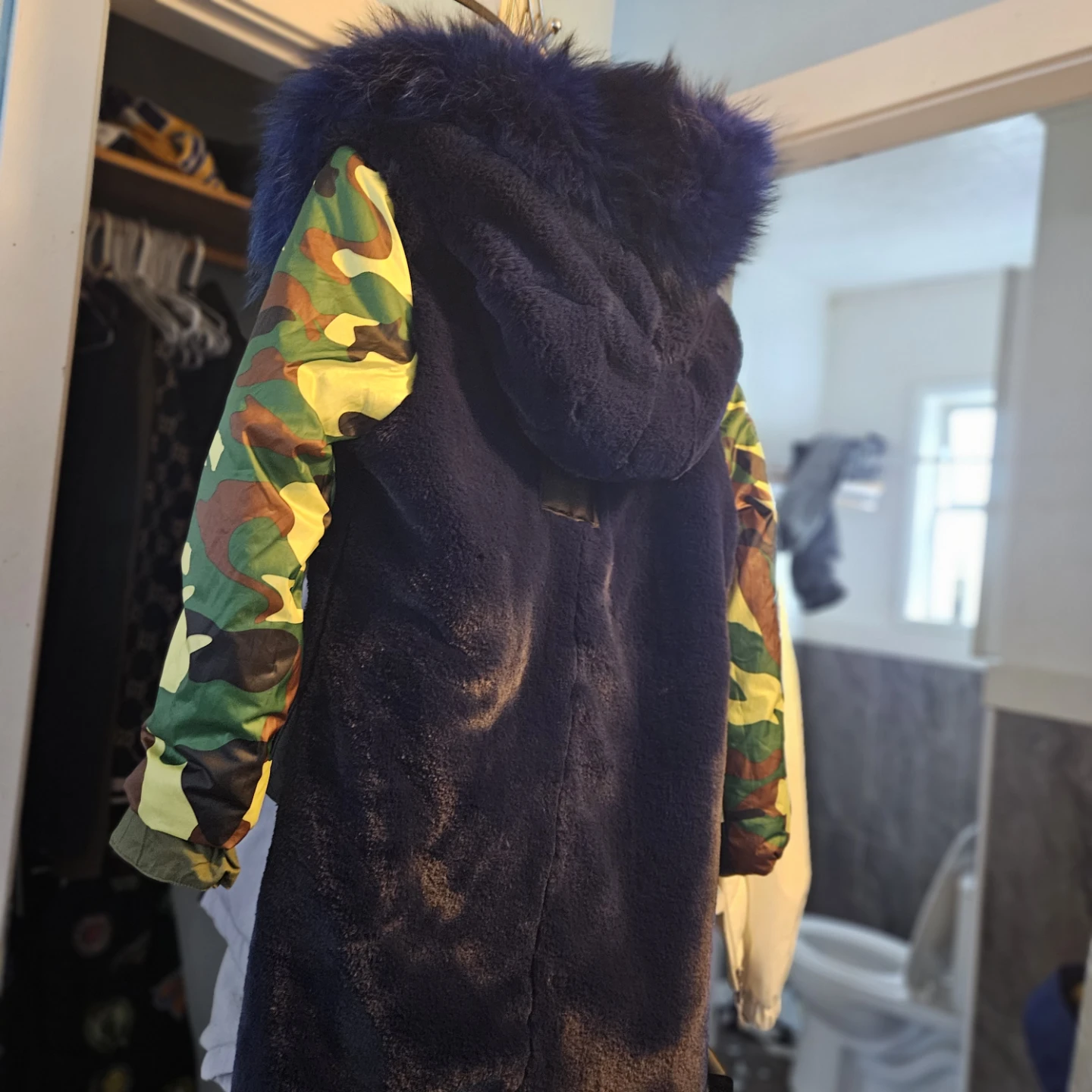 Camouflage Sleeve Faux Fur Parka with Blue Fur Trim - photo 2
