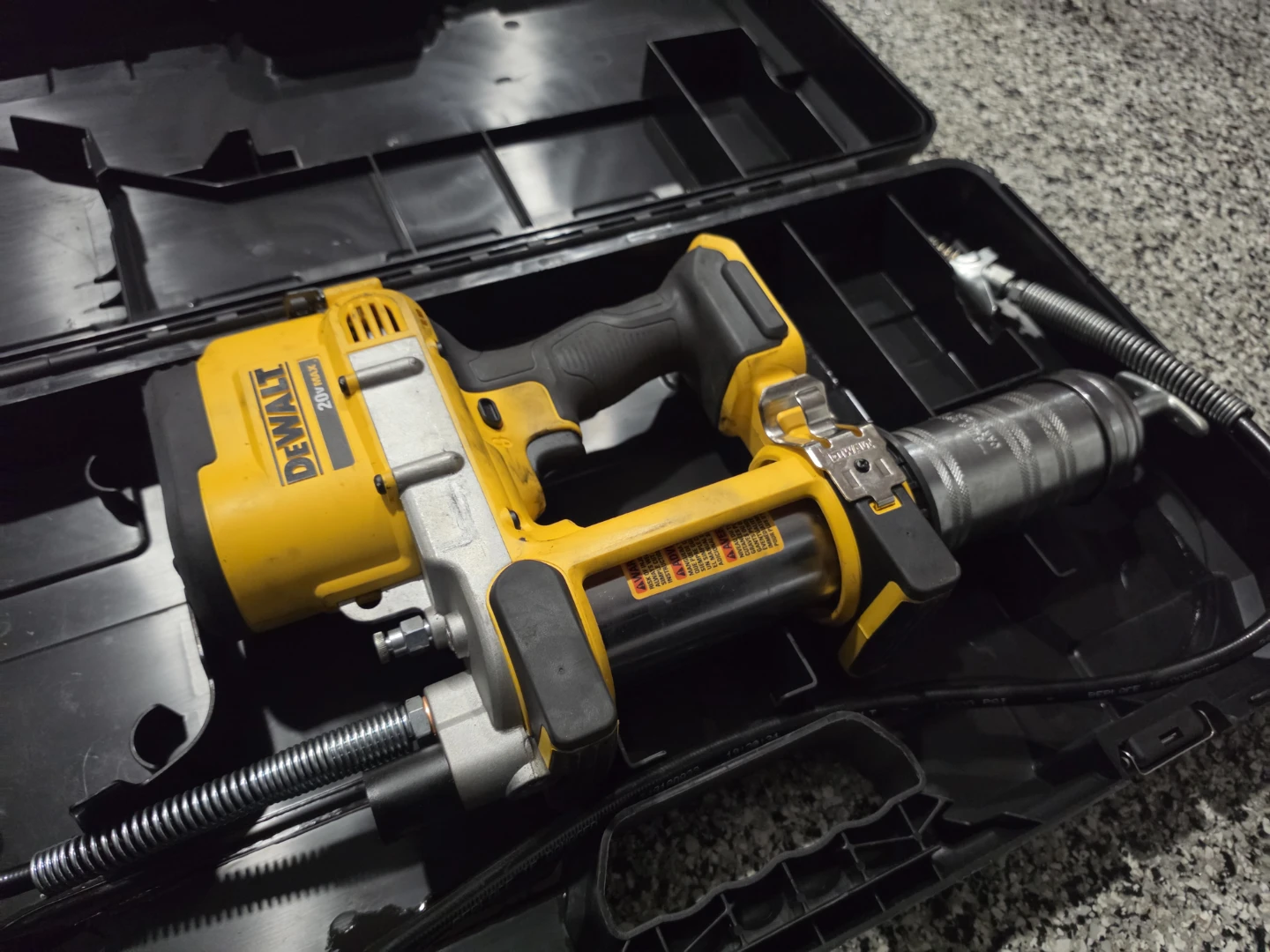 DEWALT 20V Cordless Grease Gun - photo 3