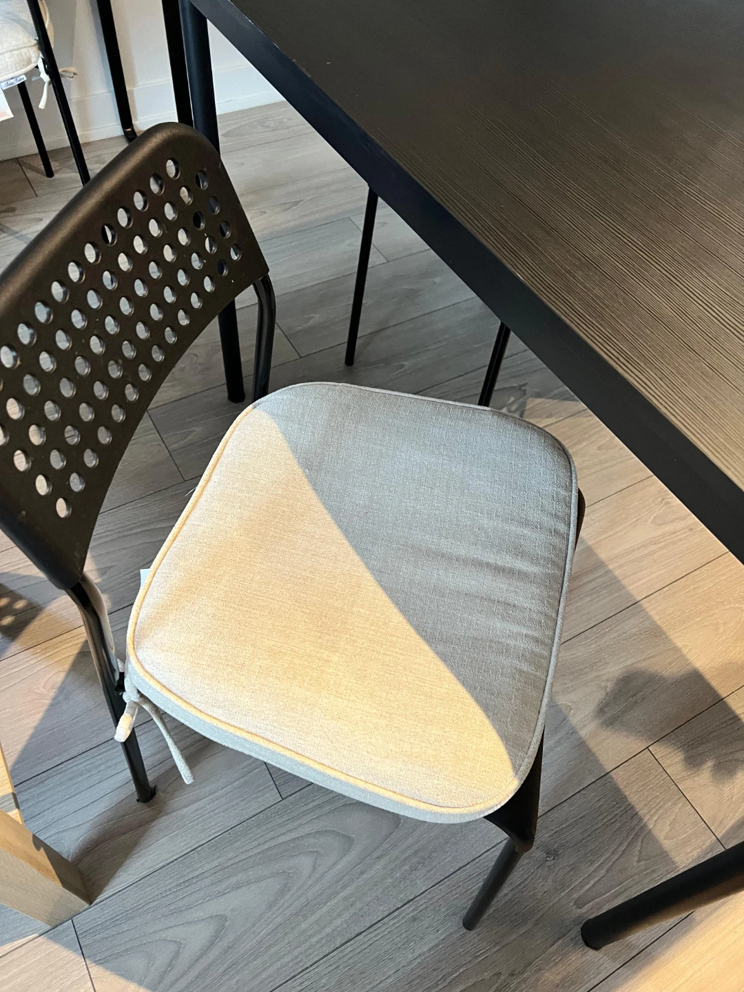 IKEA dining table and 4 chairs with cusions - photo 2