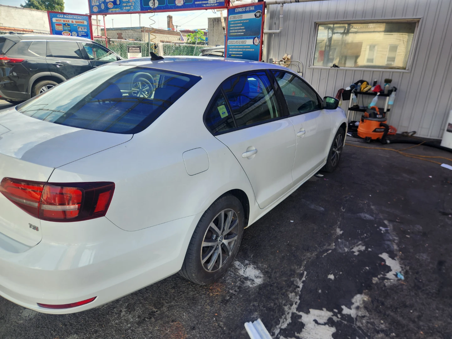White Volkswagen Jetta SE - photo 4