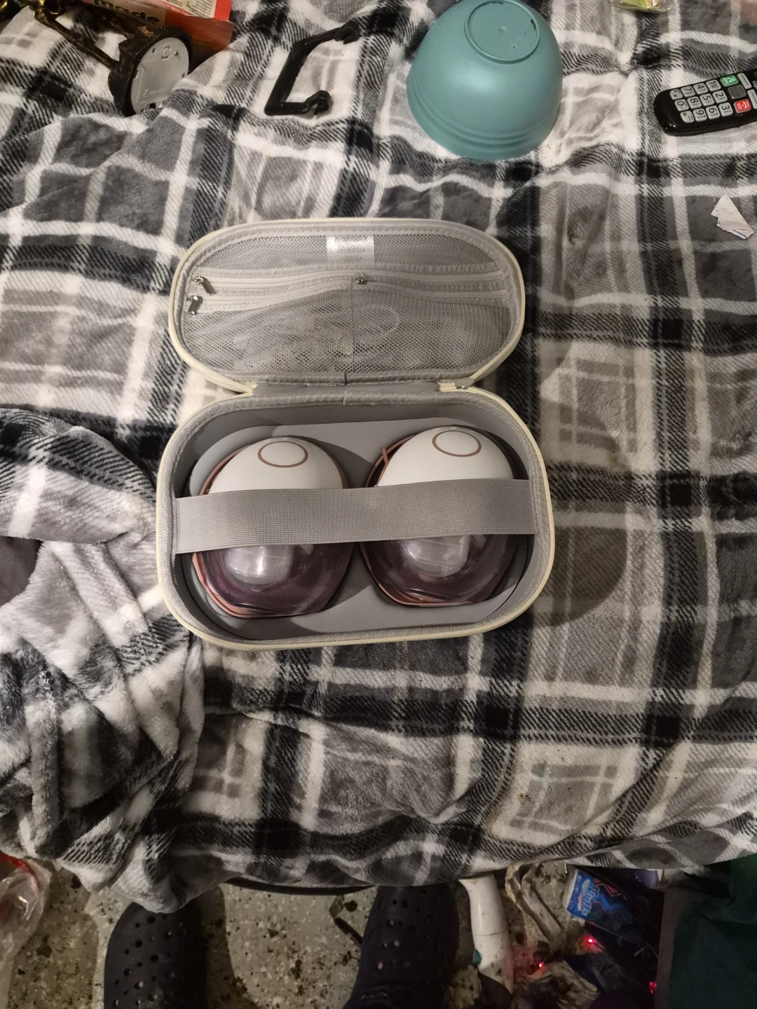 Momcozy Wearable Breast Pump with Carrying Case