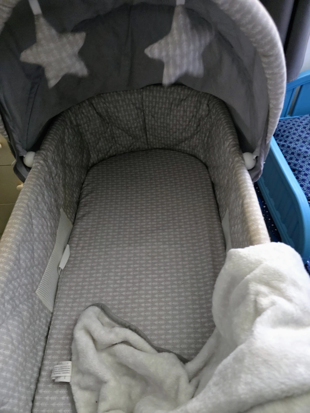 Baby bassinet with star canopy - photo 3