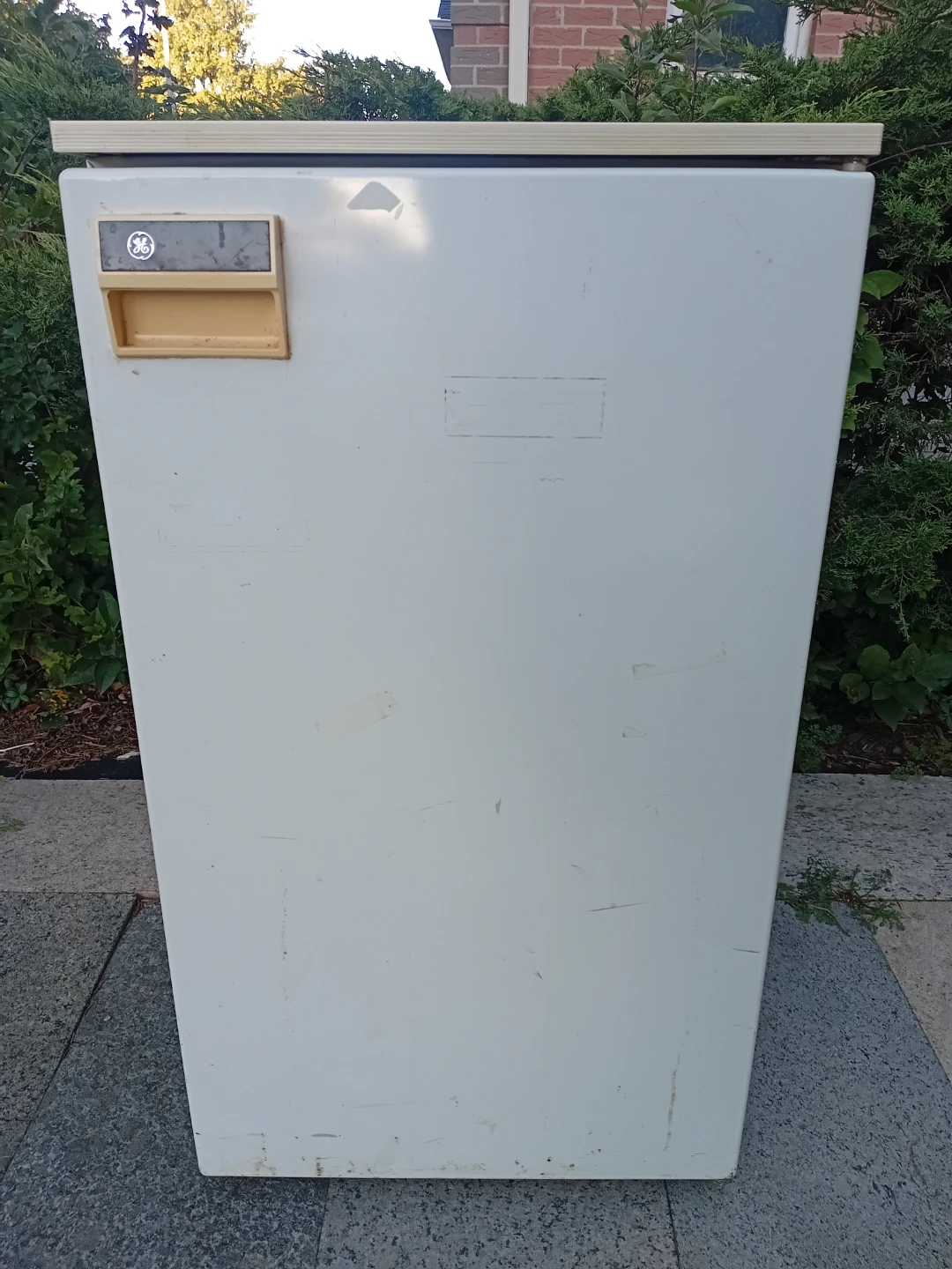 GE Compact Refrigerator - photo 2