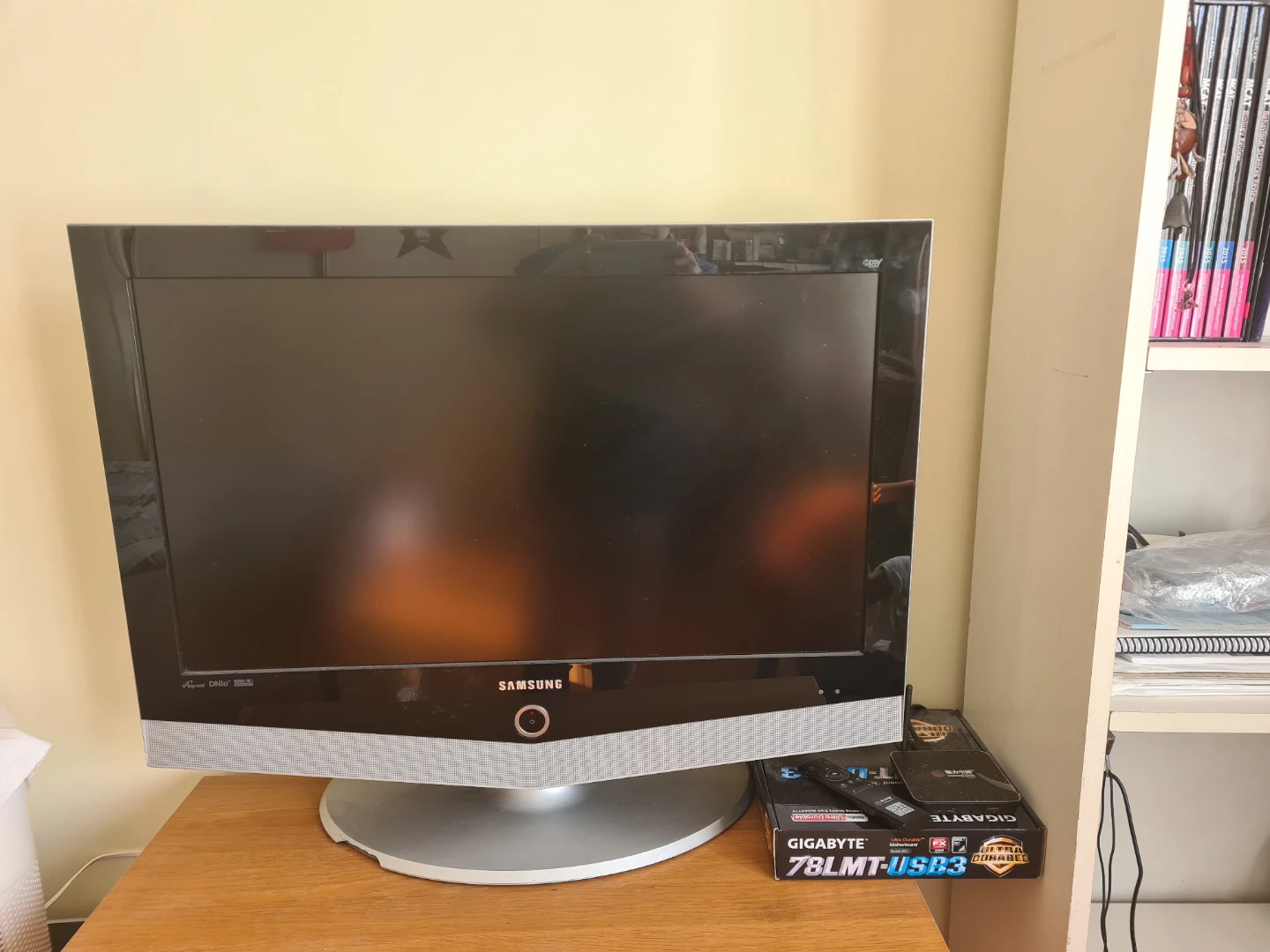 Samsung 32-inch LCD Television LN-R328W