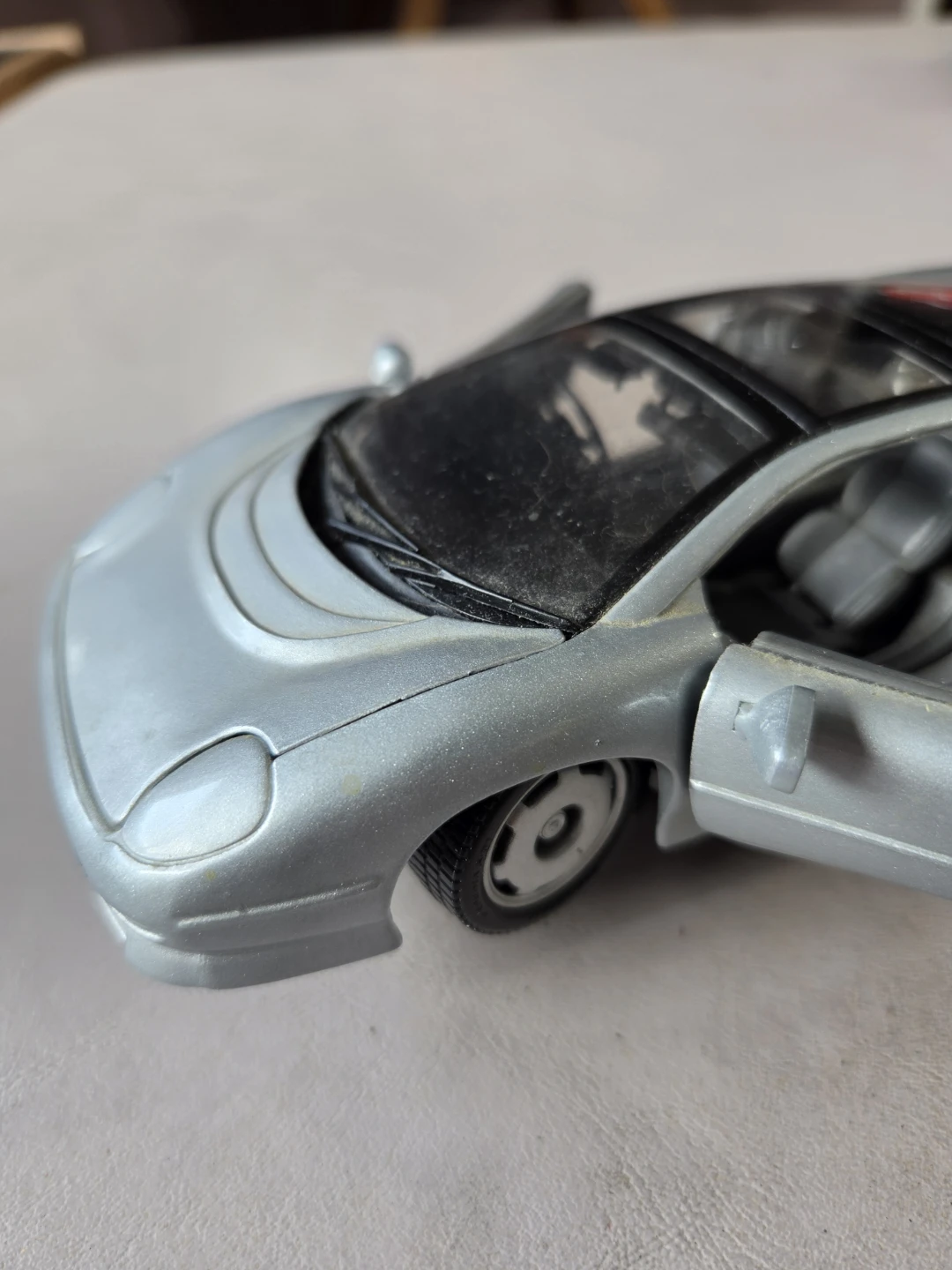1992 Maisto Jaguar XJ220 Silver Diecast Model - photo 2