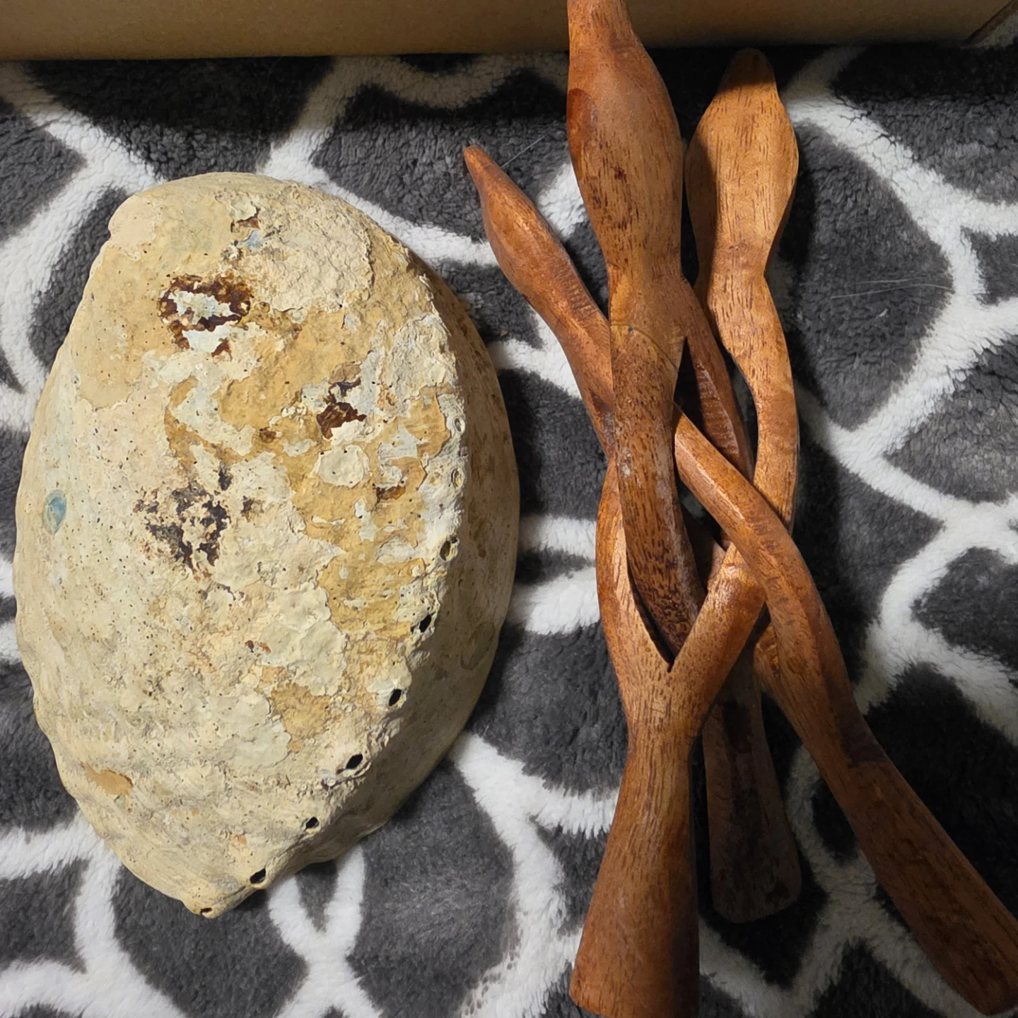 Sage Smudge Kit with Palo Santo and Abalone Shell - EUC - photo 4