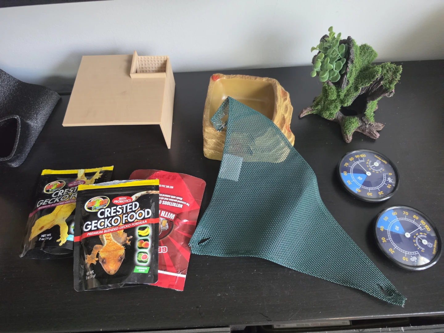 25 Gallon 18” x 18” x 18” Terrarium + Stand & Accessories - photo 3