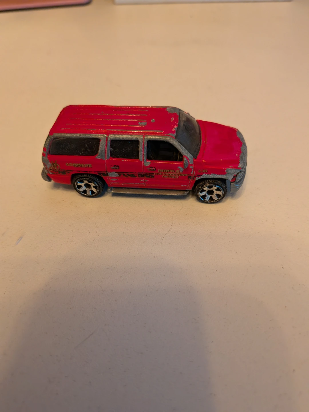 Matchbox 2000 Chevrolet Suburban Toy Car
