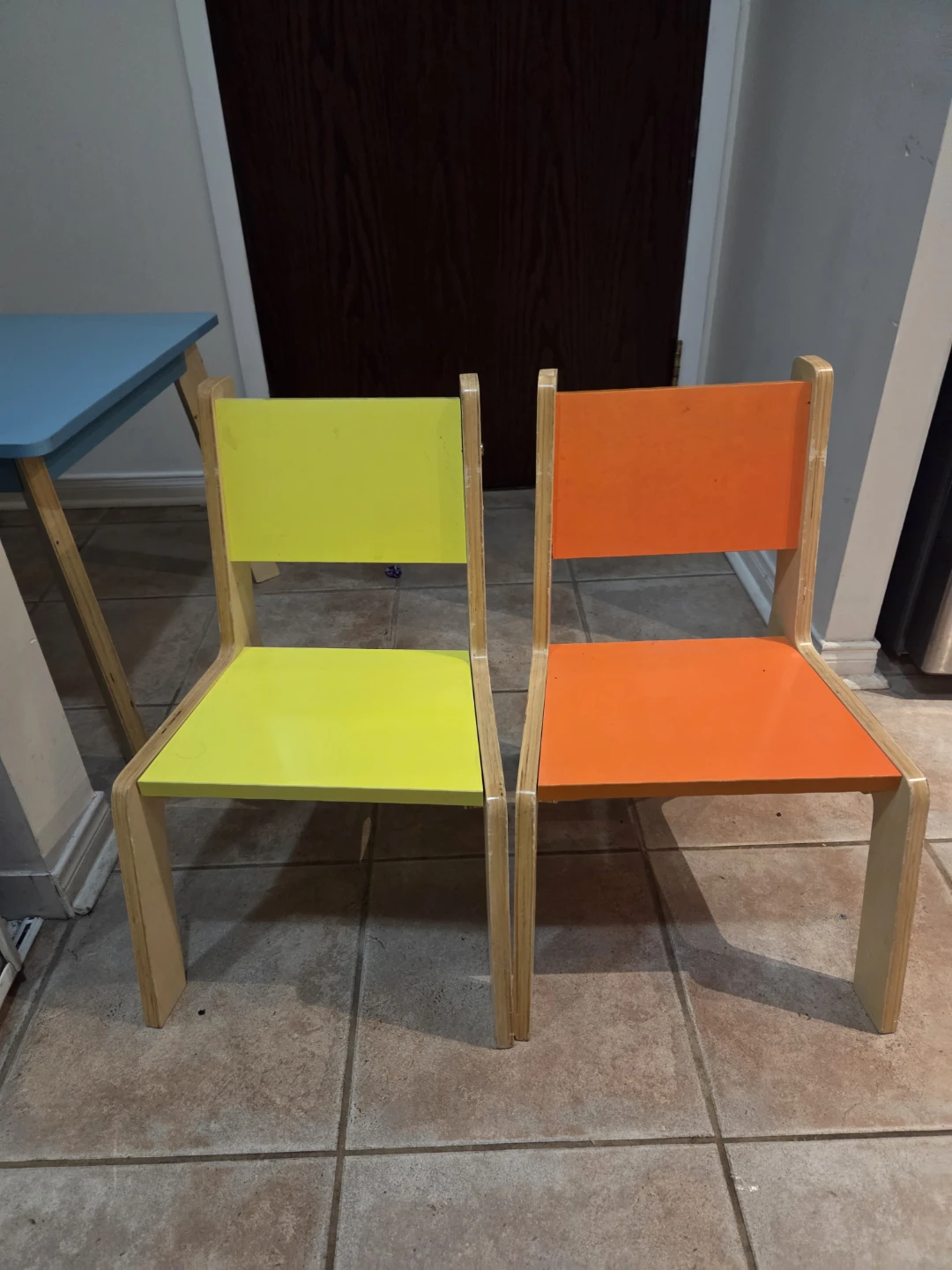 A table with 2 chairs - photo 2