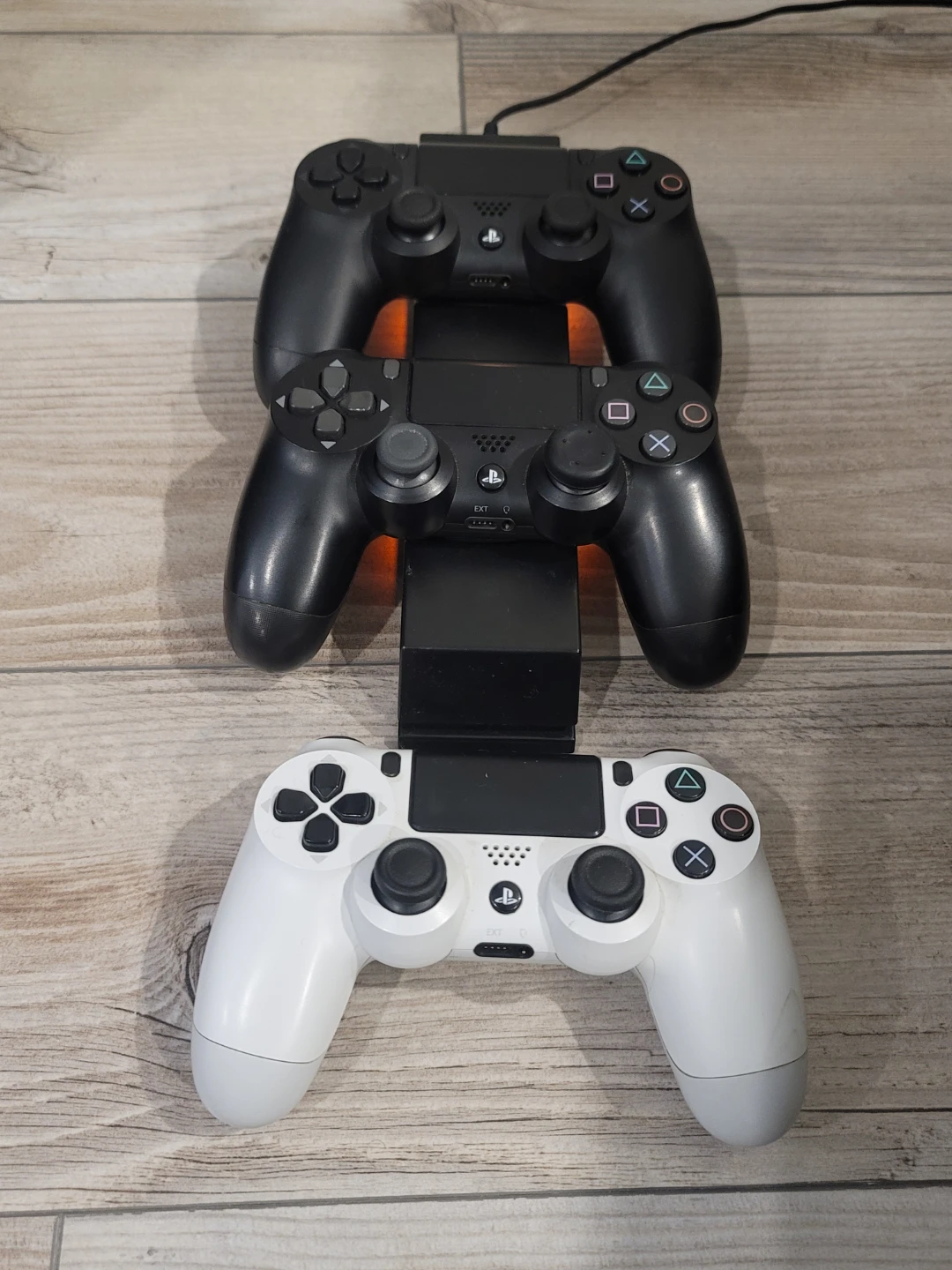 Sony PS4 Console Bundle – Controllers, Charger Dock & Games - photo 2