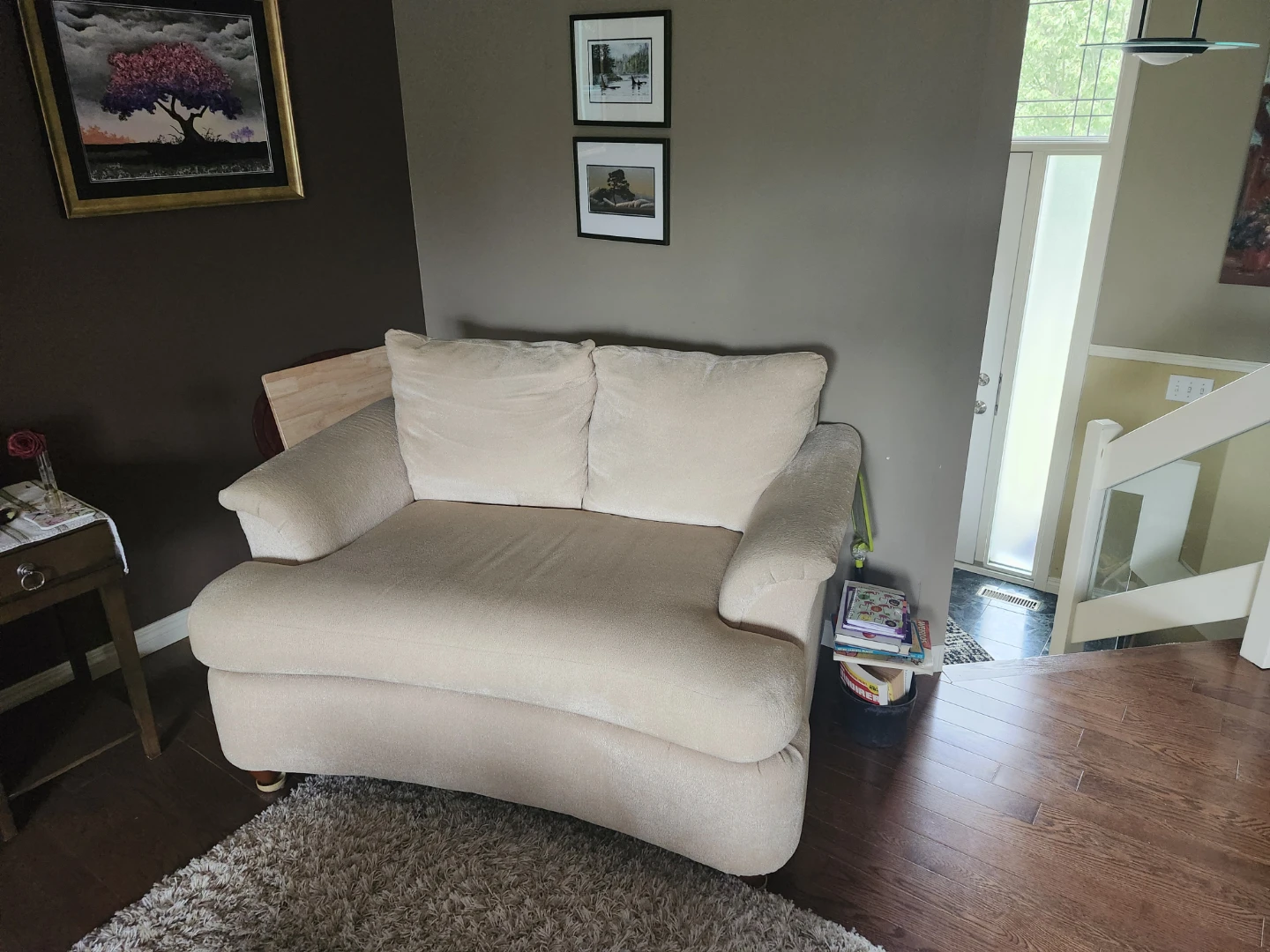 Cream Loveseat lazy boy like new. Red pollows inculed. - photo 3