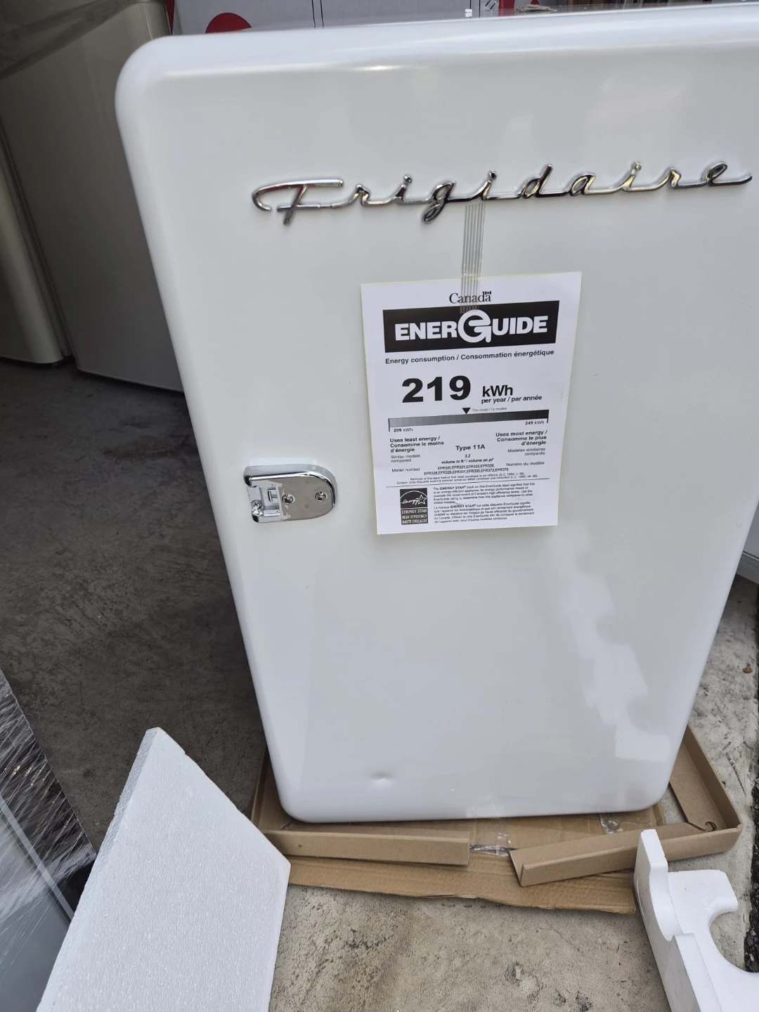 FRIDGIDAIRE 3.2 cu ft (WHITE) RETRO MINI FRIDGE on SALE