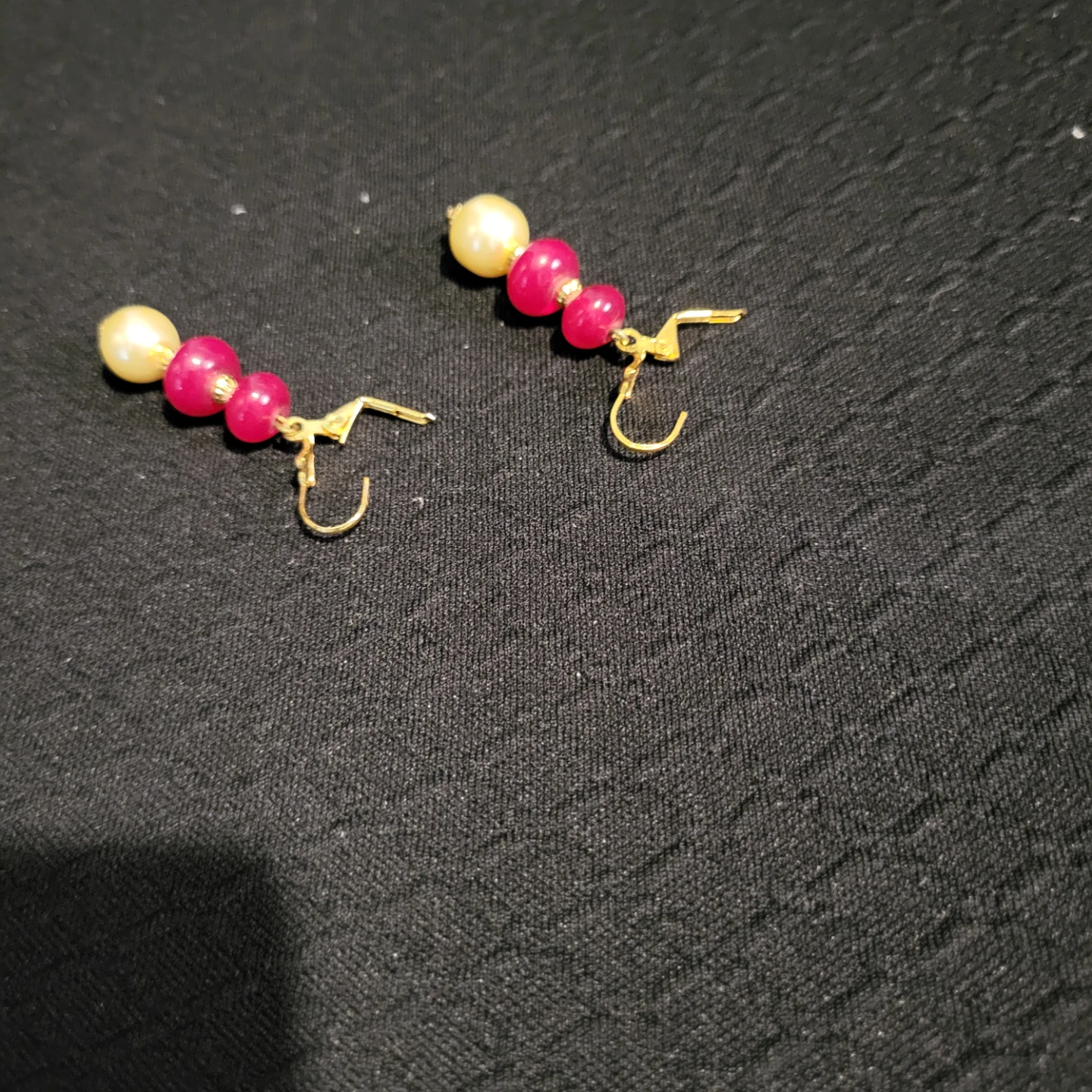 Red bead and pearl dangle earrings - photo 2