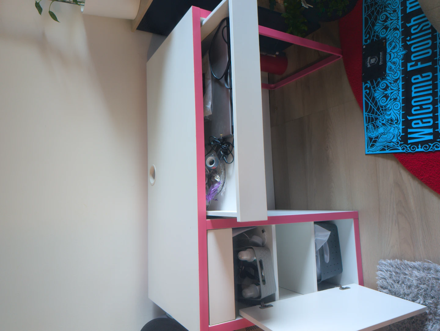 White and pink desk - photo 4