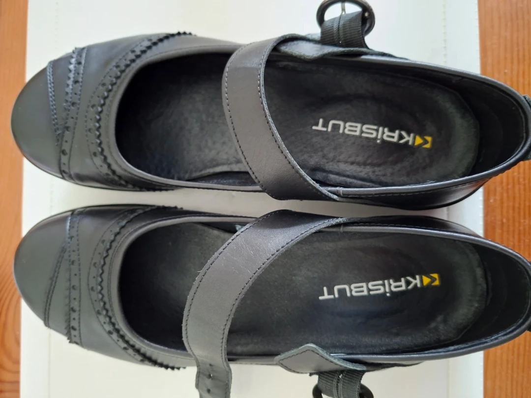 Black leather shoes size 39