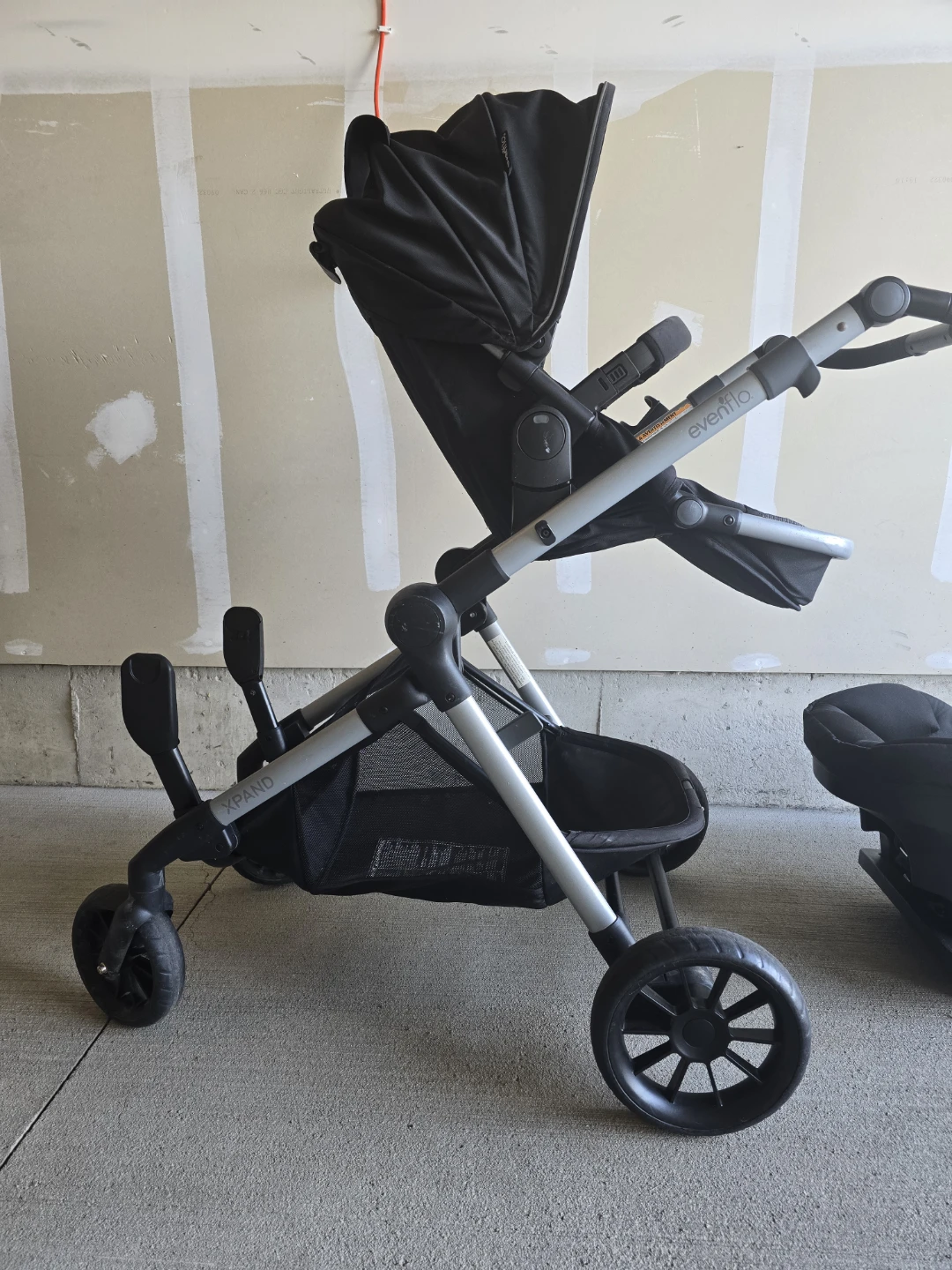 Evenflo Pivot Xpand Stroller and Car Seat and Base - photo 2