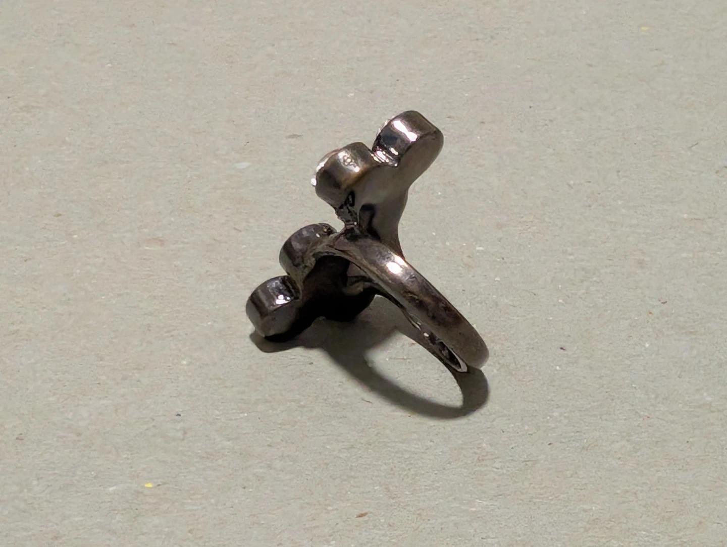 Jewellery: Gunmetal tone ring with crystals - photo 4