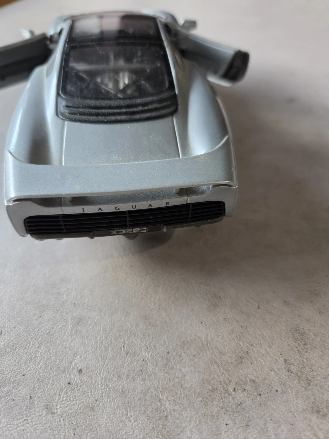 1992 Maisto Jaguar XJ220 Silver Diecast Model - photo 4