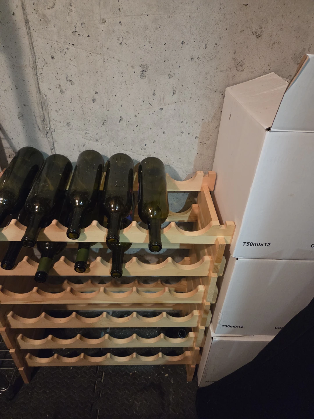Wooden wine rack + 30 empty bottles - photo 2