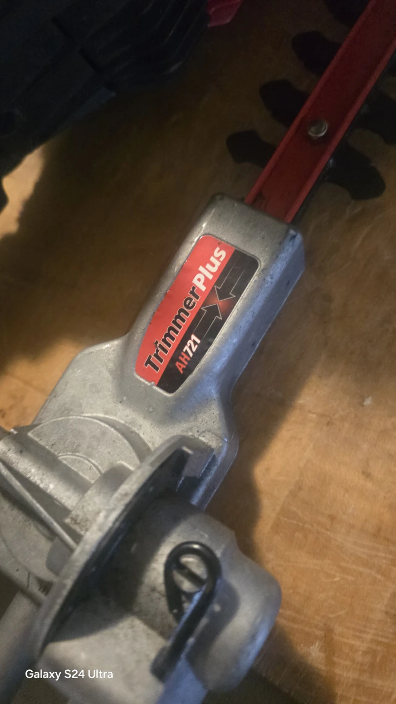 Troy-Bilt TB304BC 4-Cycle Trimmer with Hedge Trimmer Attachment - photo 3