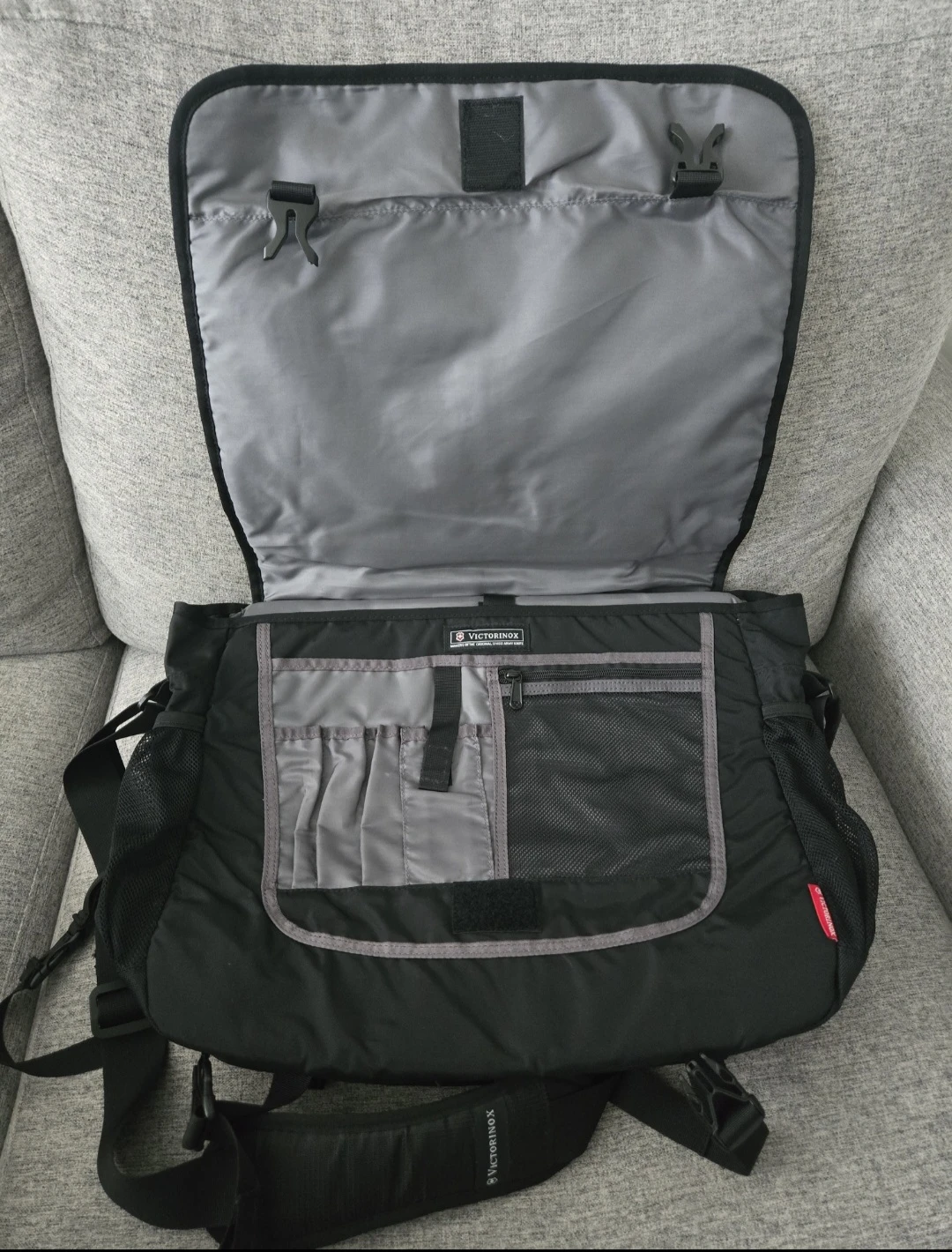 Victorinox Messenger Laptop Bag 🏈 - photo 4