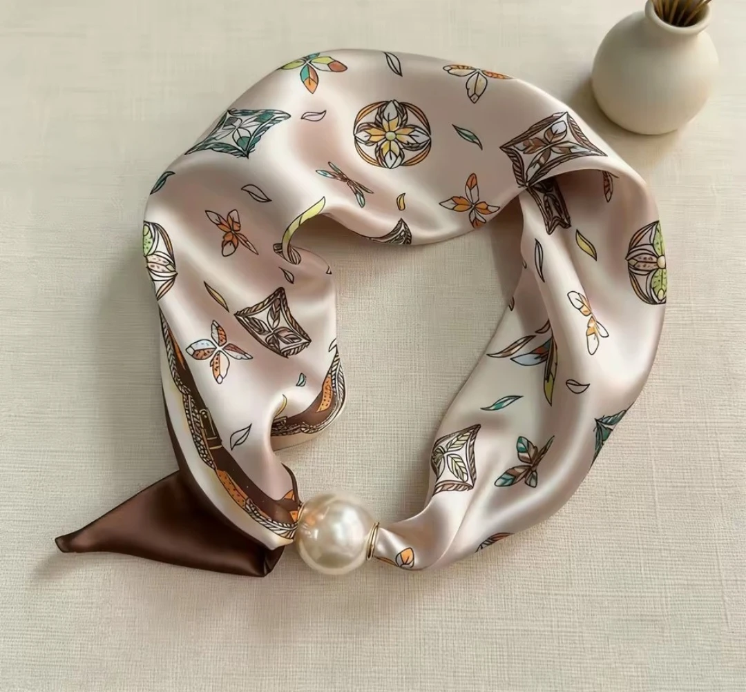 Silk neck scarf with magnetic buckle - photo 4