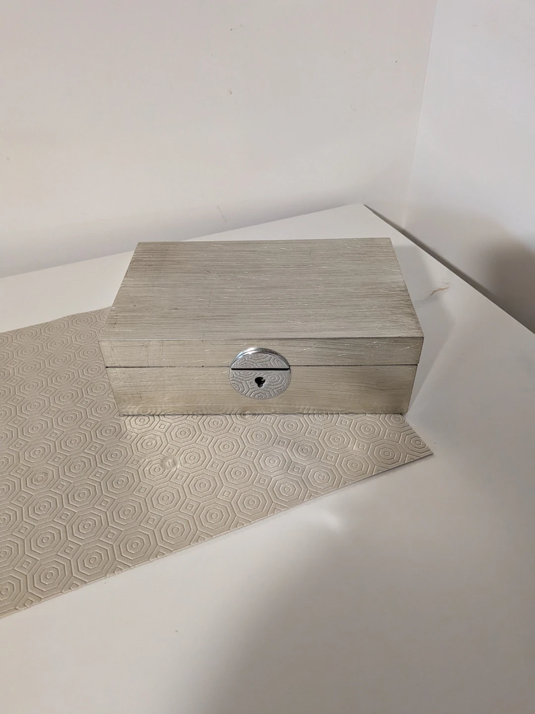 Wooden jewellery box with key. - photo 3