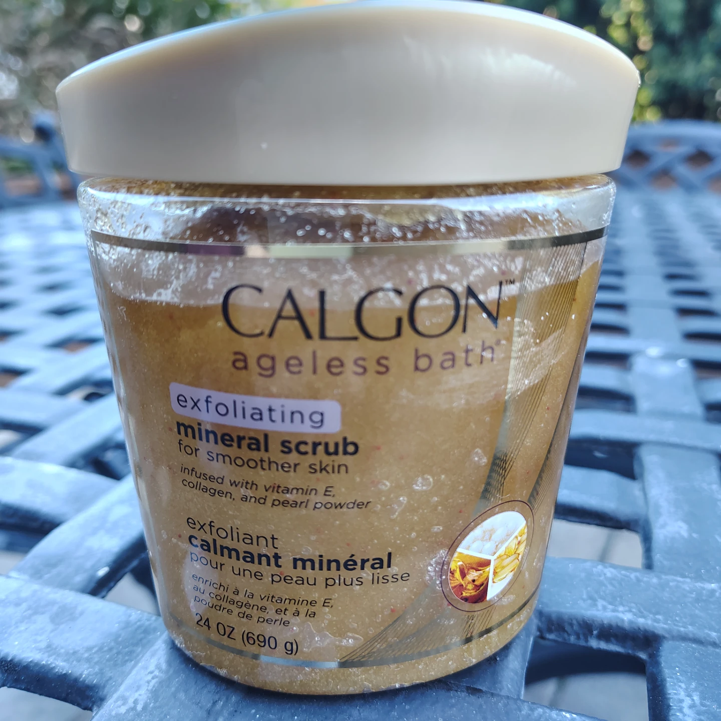 Calgon Ageless Bath Exfoliating Mineral Scrub 690g